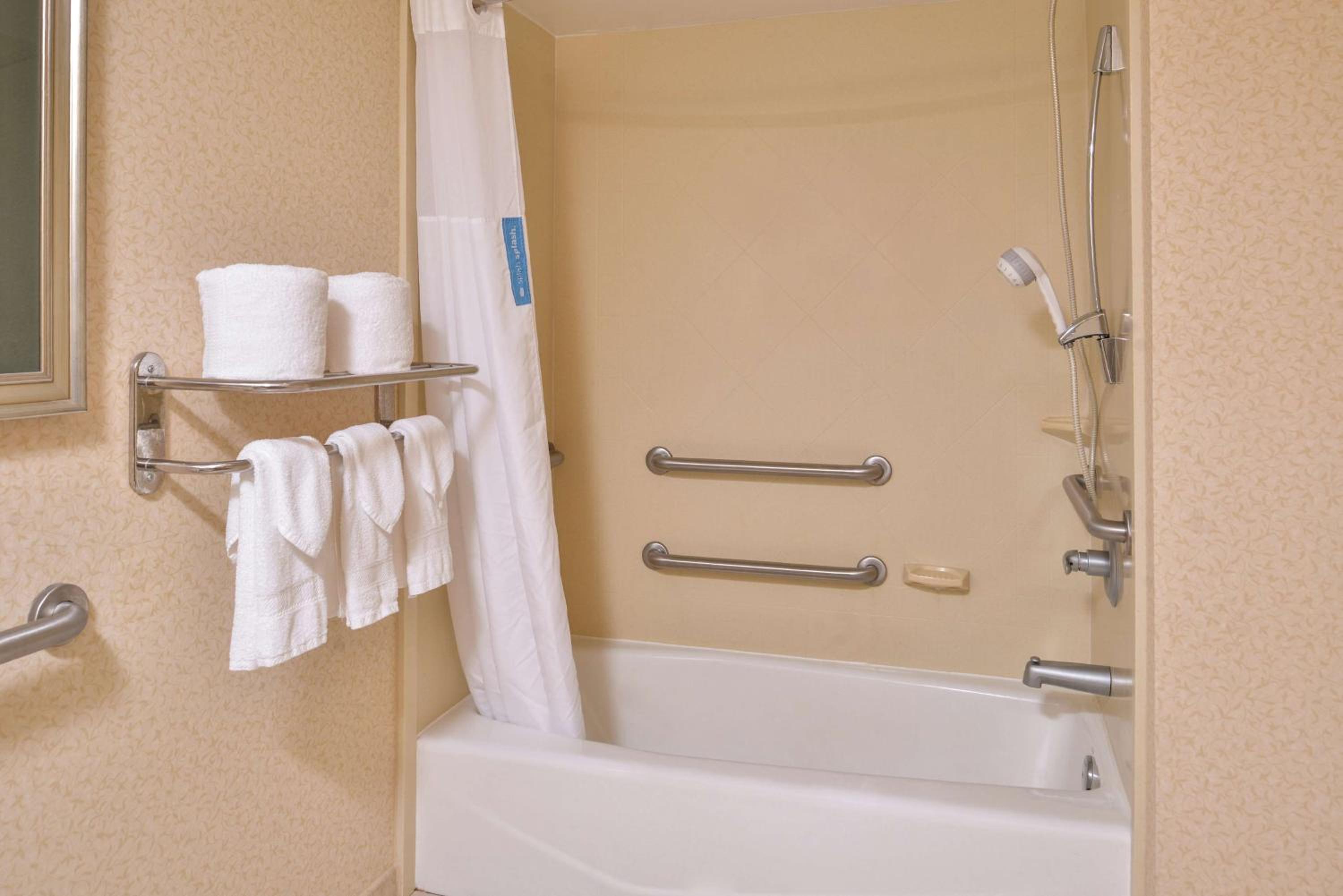 King Room with Accessible Tub - Mobility and Hearing Access/Non-Smoking - Photo 3