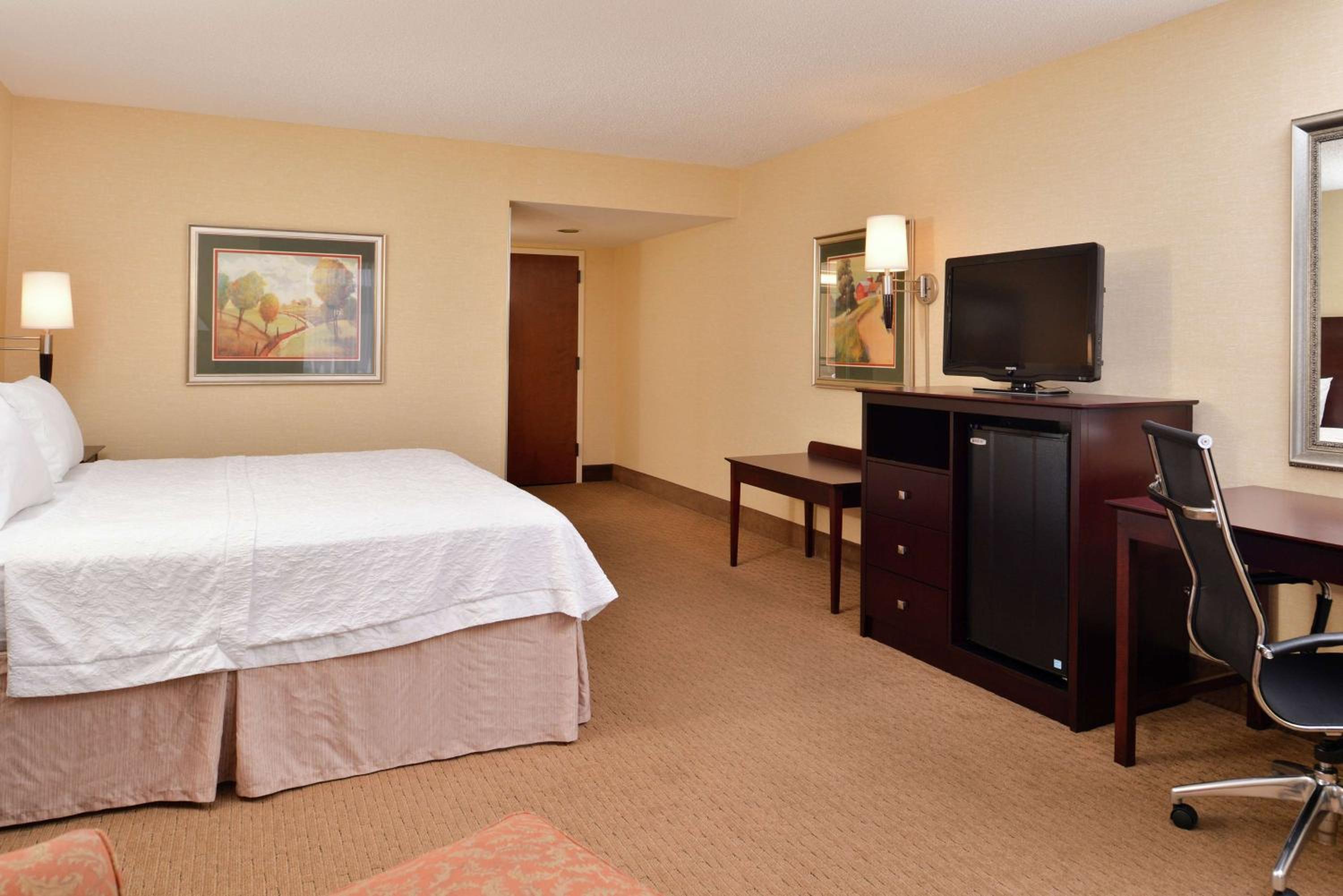 King Room with King Bed - Non-Smoking - Photo 2