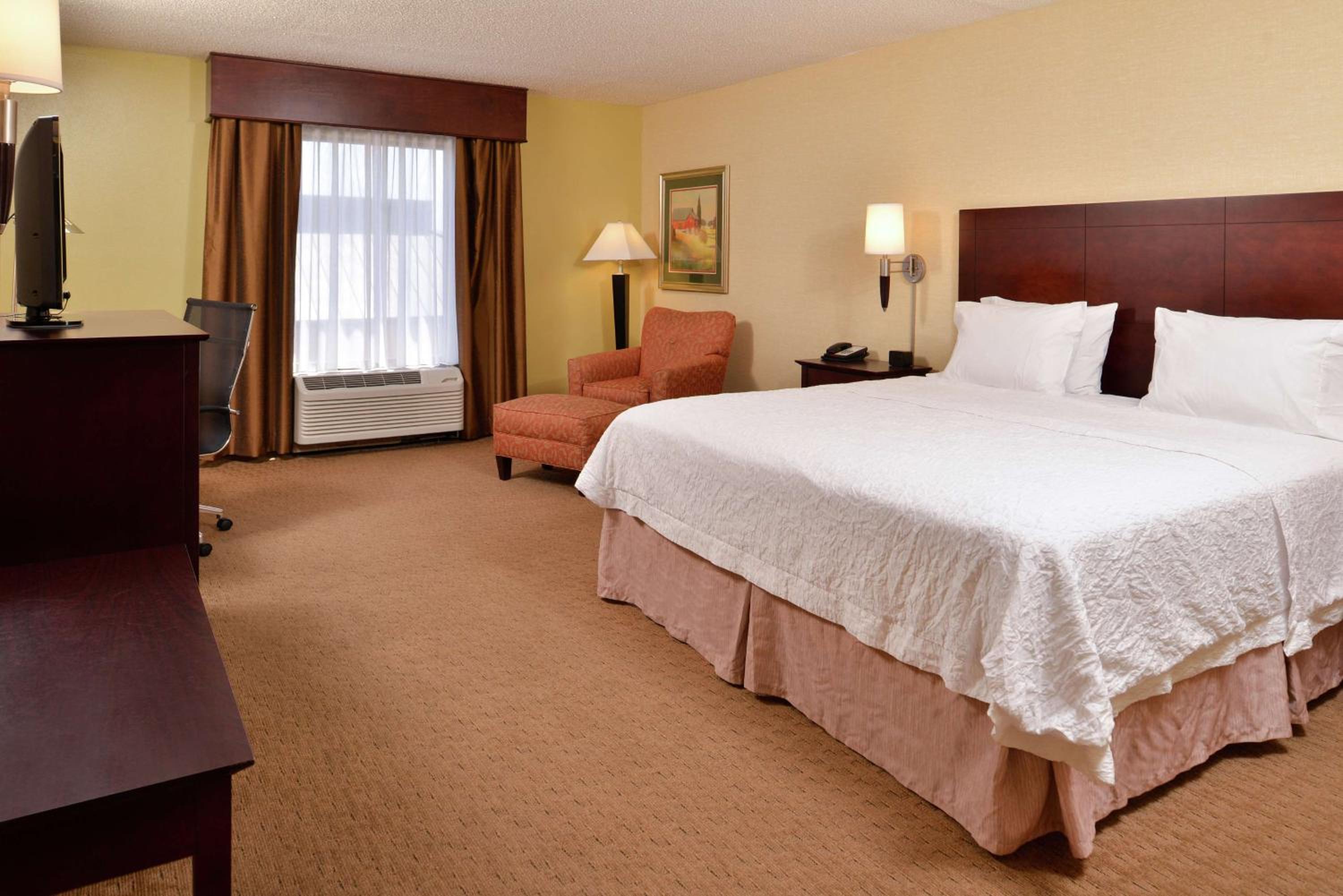 King Room with Accessible Tub - Mobility and Hearing Access/Non-Smoking - Photo 1