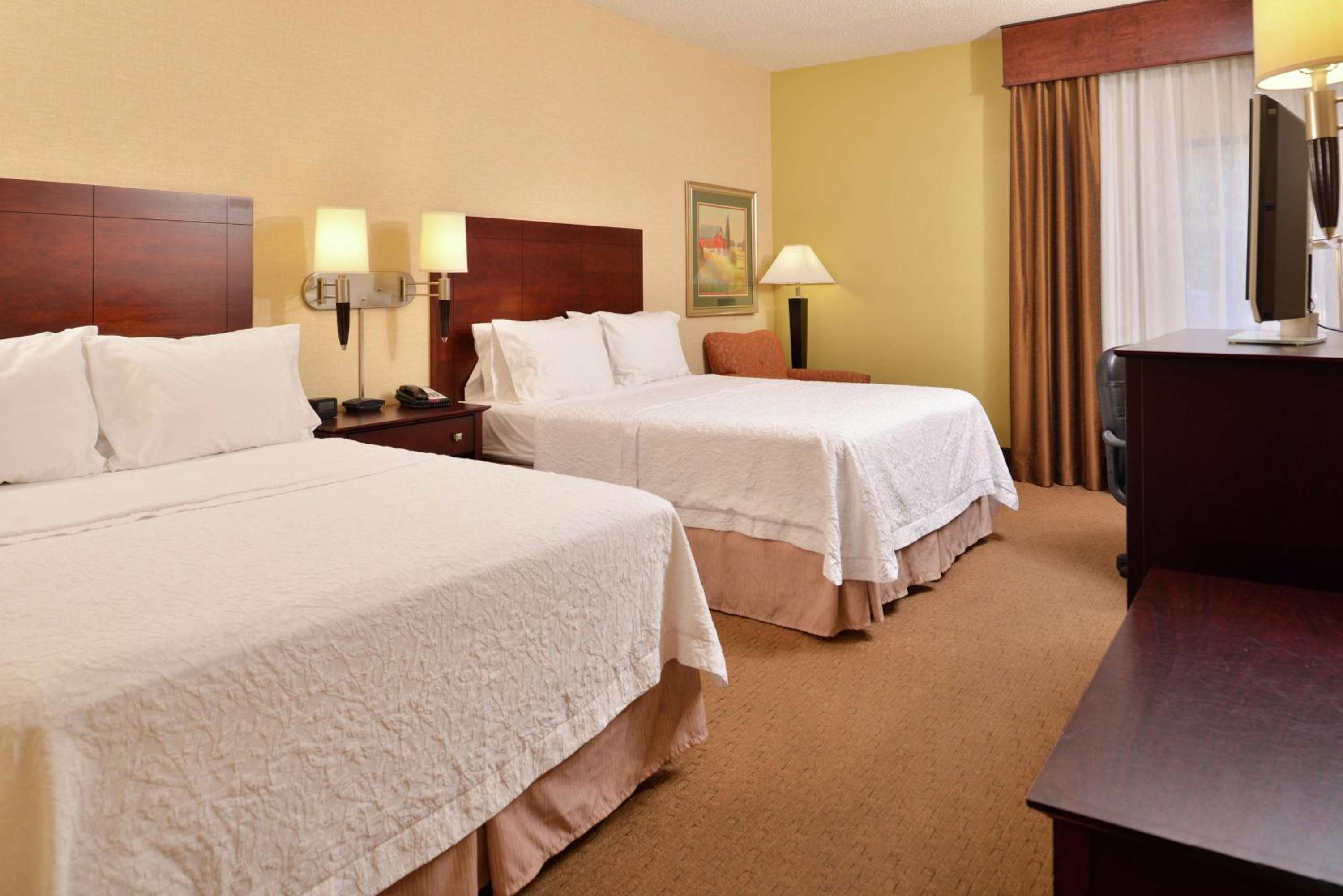 Room with Two Queen Beds - Non-Smoking - Photo 4