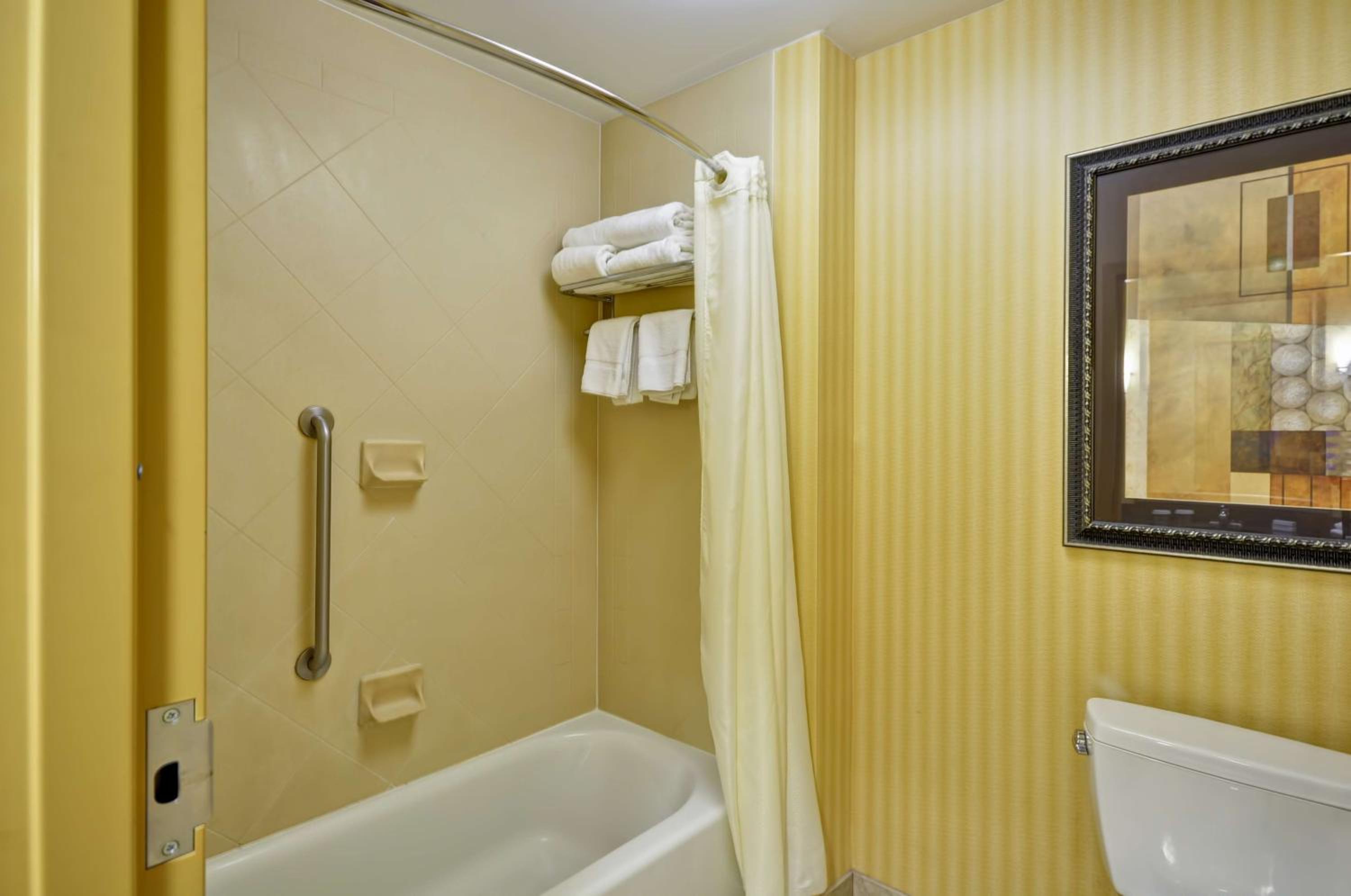One-Bedroom Queen Suite with Two Queen Beds - Non-Smoking - Photo 6