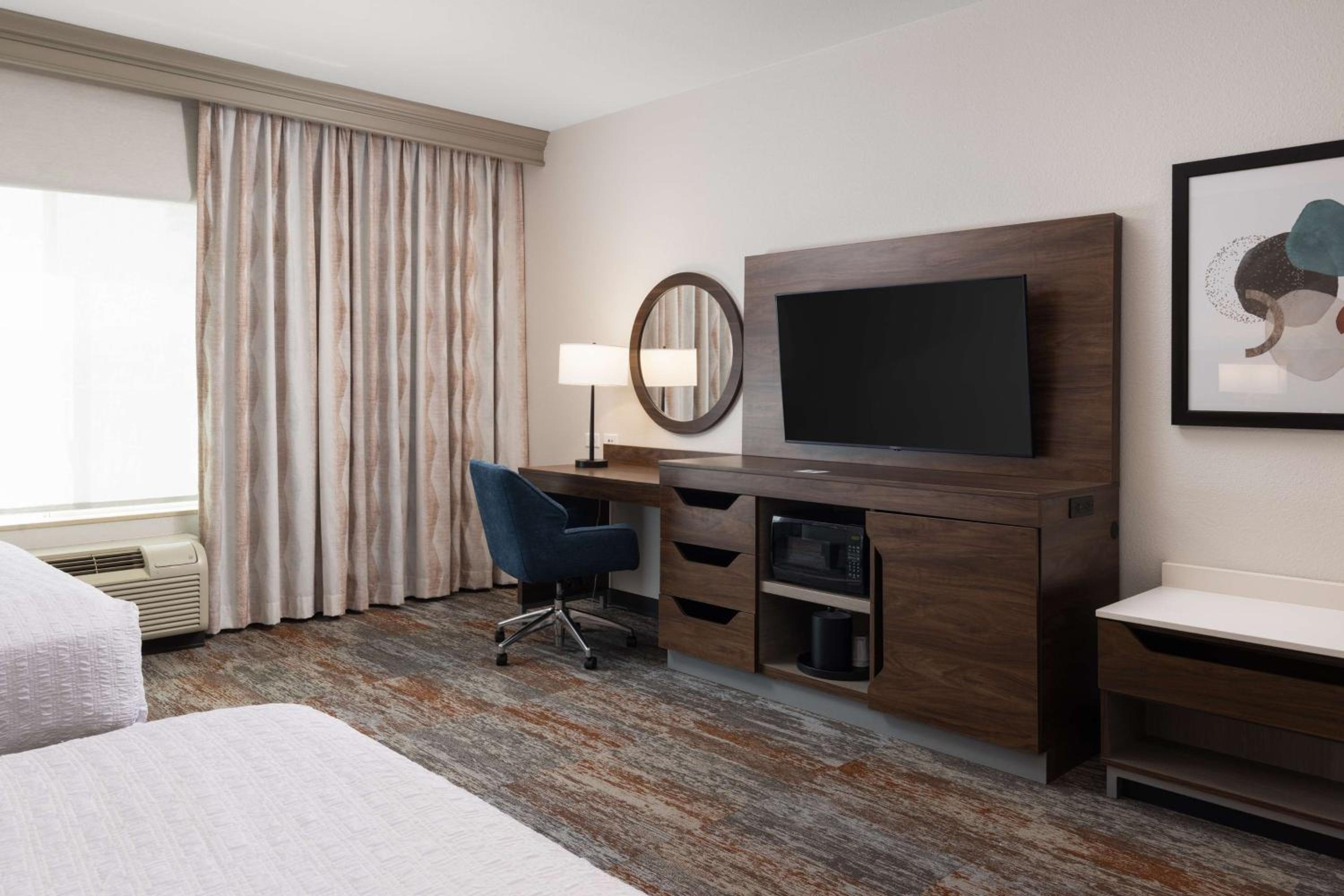 Room with Two Queen Beds - Non-Smoking - Photo 2