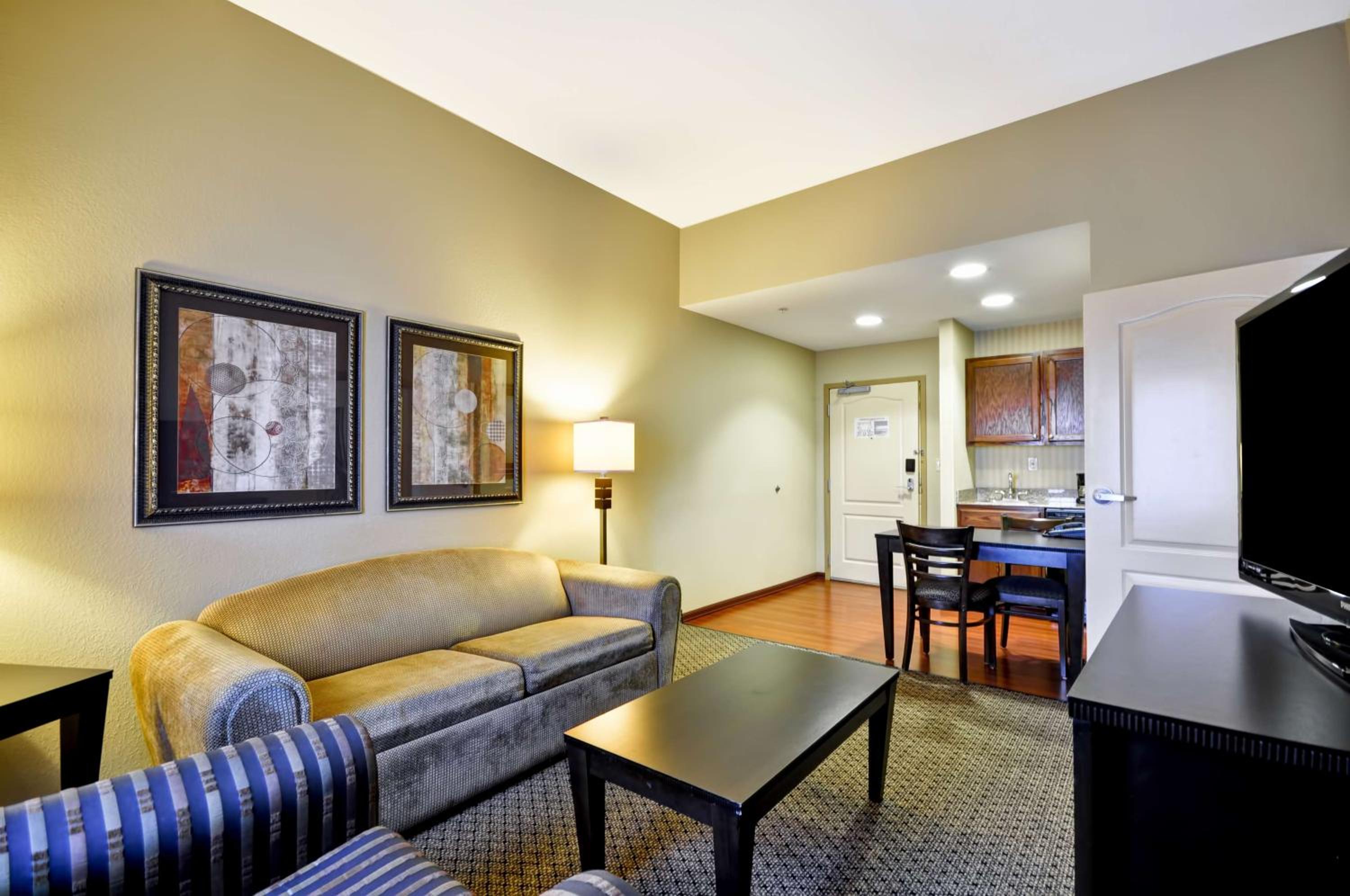 One-Bedroom Queen Suite with Two Queen Beds - Non-Smoking - Photo 1