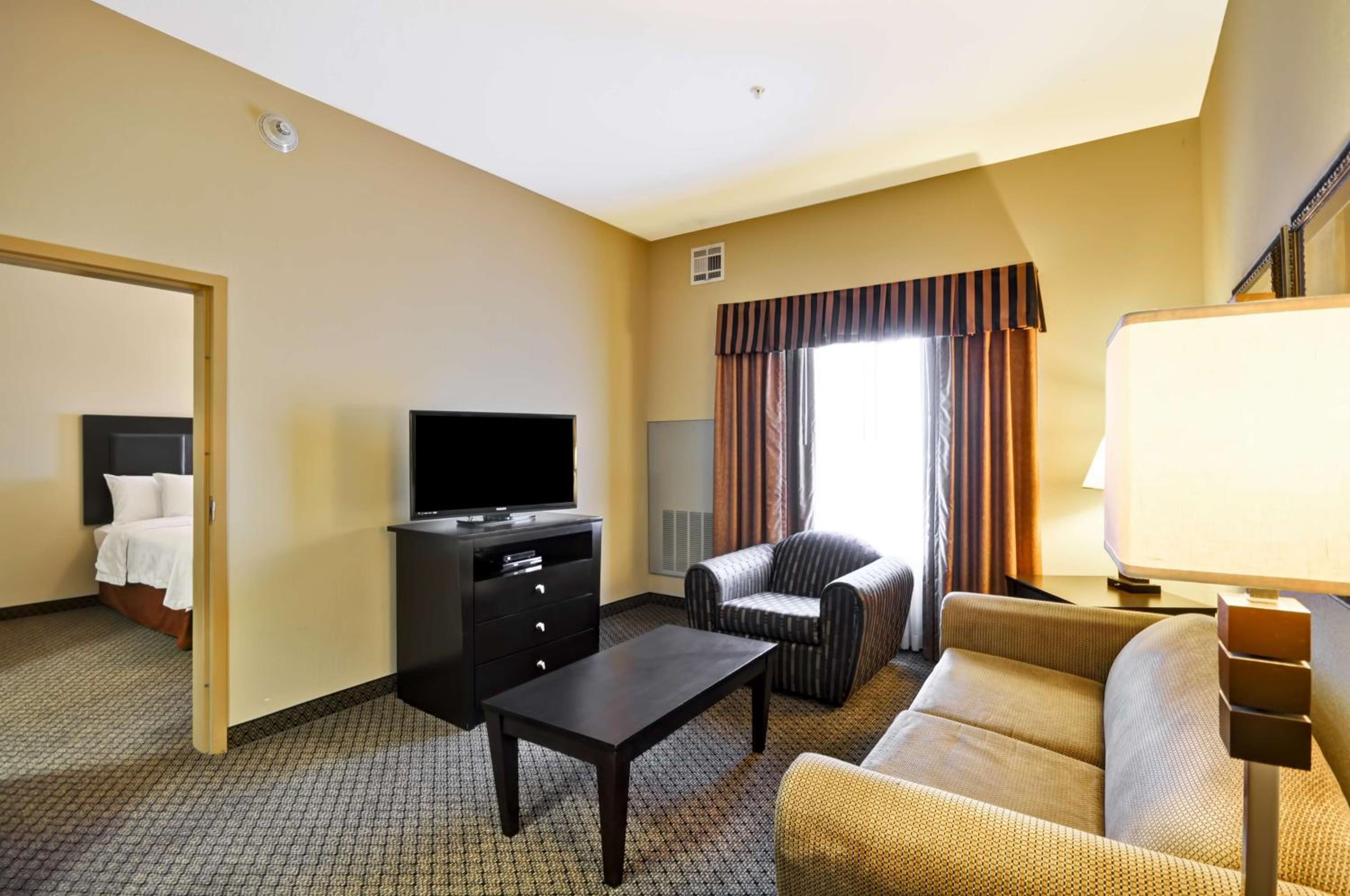 One-Bedroom Queen Suite with Two Queen Beds - Non-Smoking - Photo 8