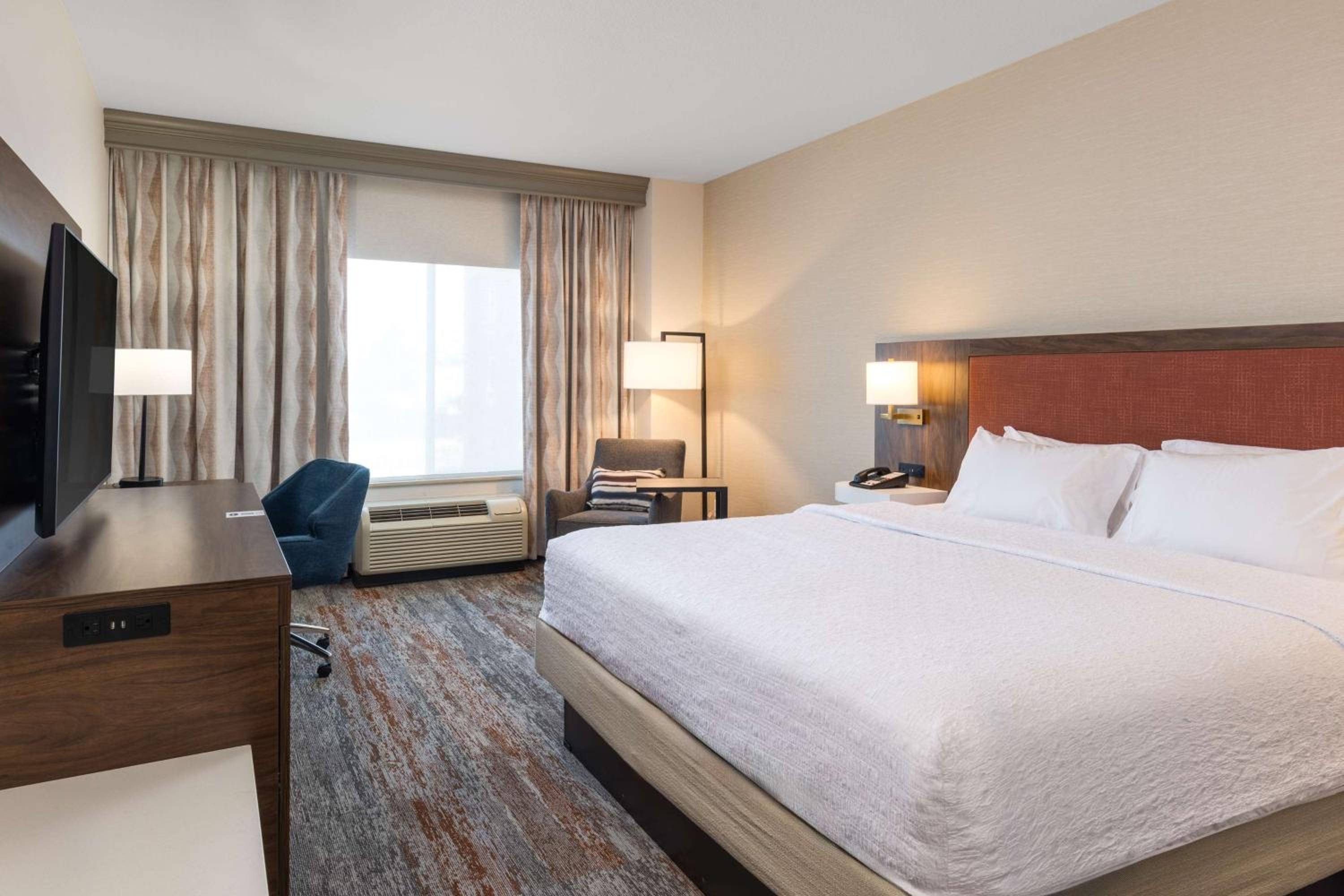 King Room with King Bed - Non-Smoking - Photo 3
