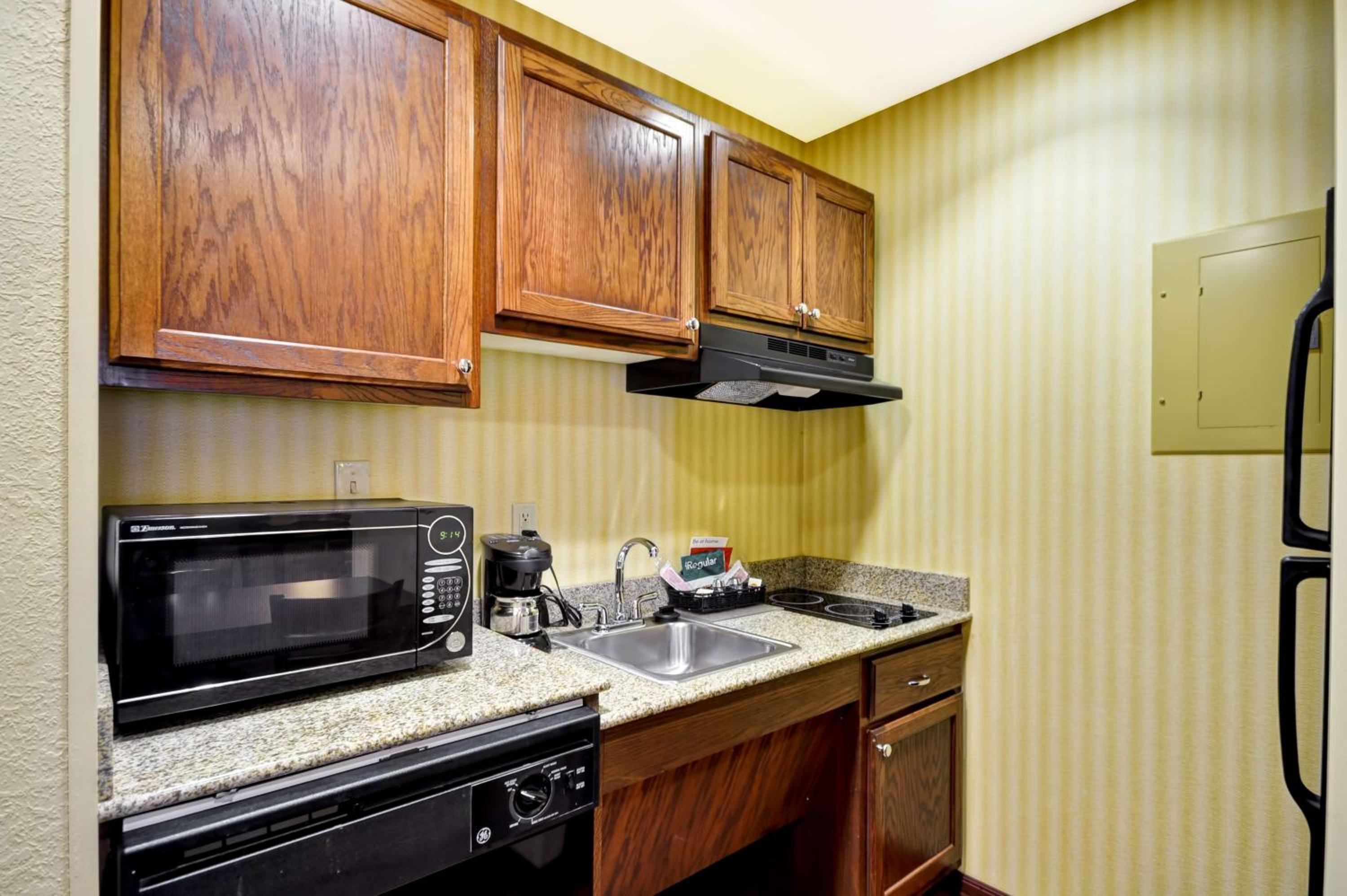 King Suite with Accessible Tub - Mobility and Hearing Access/Non-Smoking - Photo 3