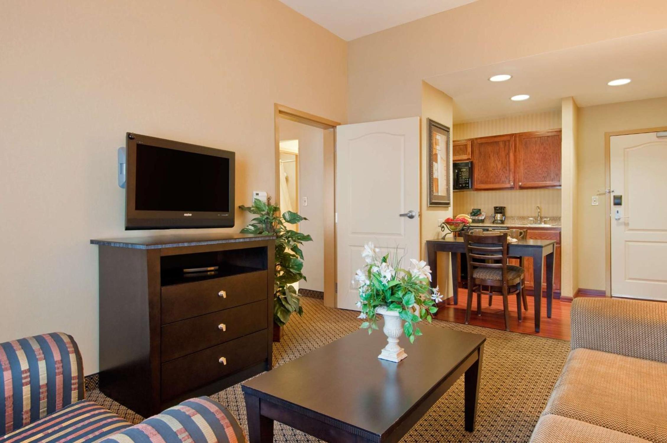 One-Bedroom Queen Suite with Two Queen Beds - Non-Smoking - Photo 2