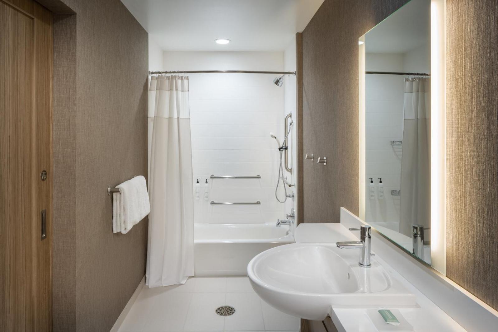 King Suite with Tub - Mobility/Hearing Accessible photo 3