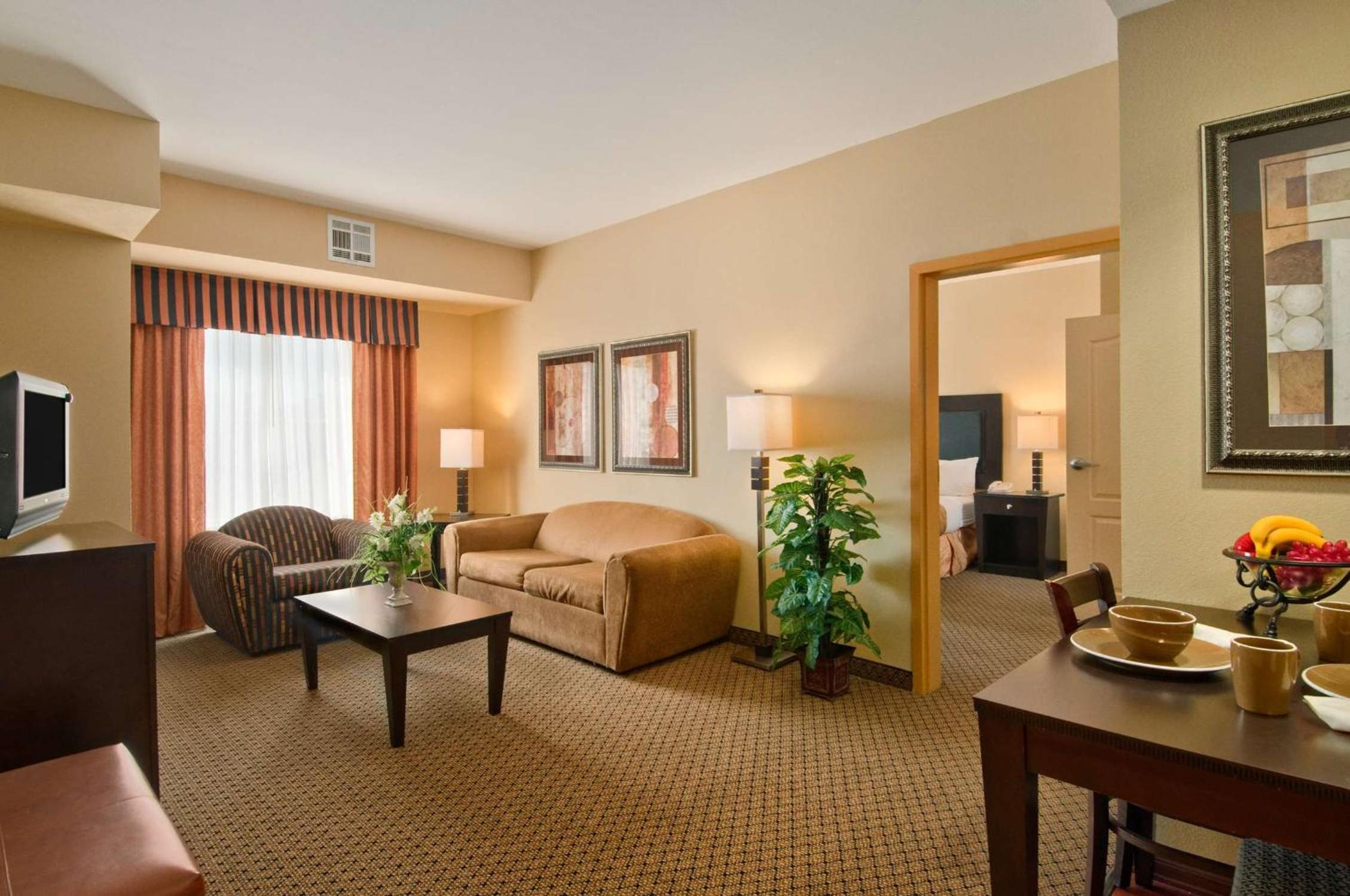 One-Bedroom Queen Suite with Two Queen Beds - Non-Smoking - Photo 3
