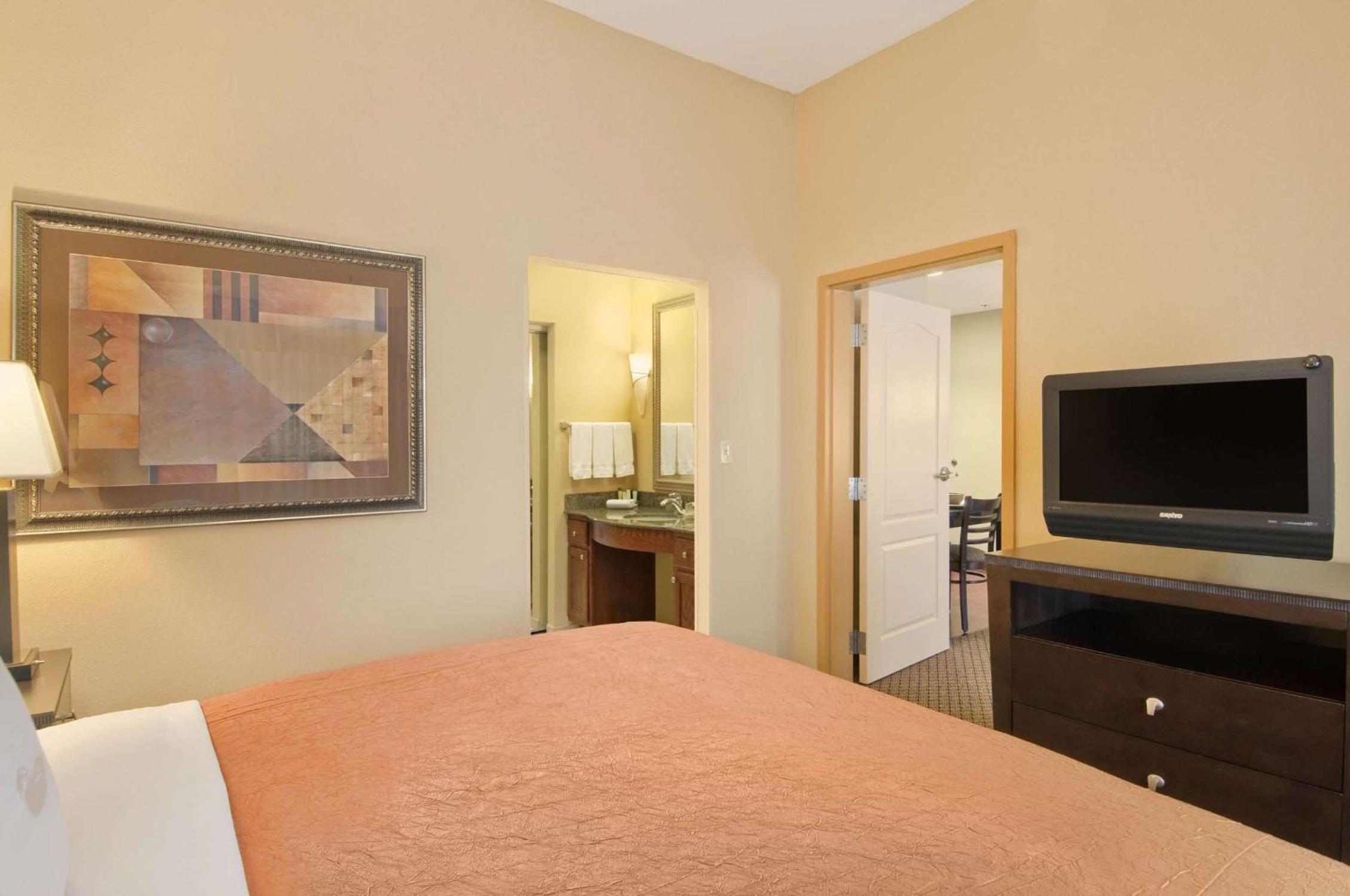 One-Bedroom King Suite - Non-Smoking - Photo 4