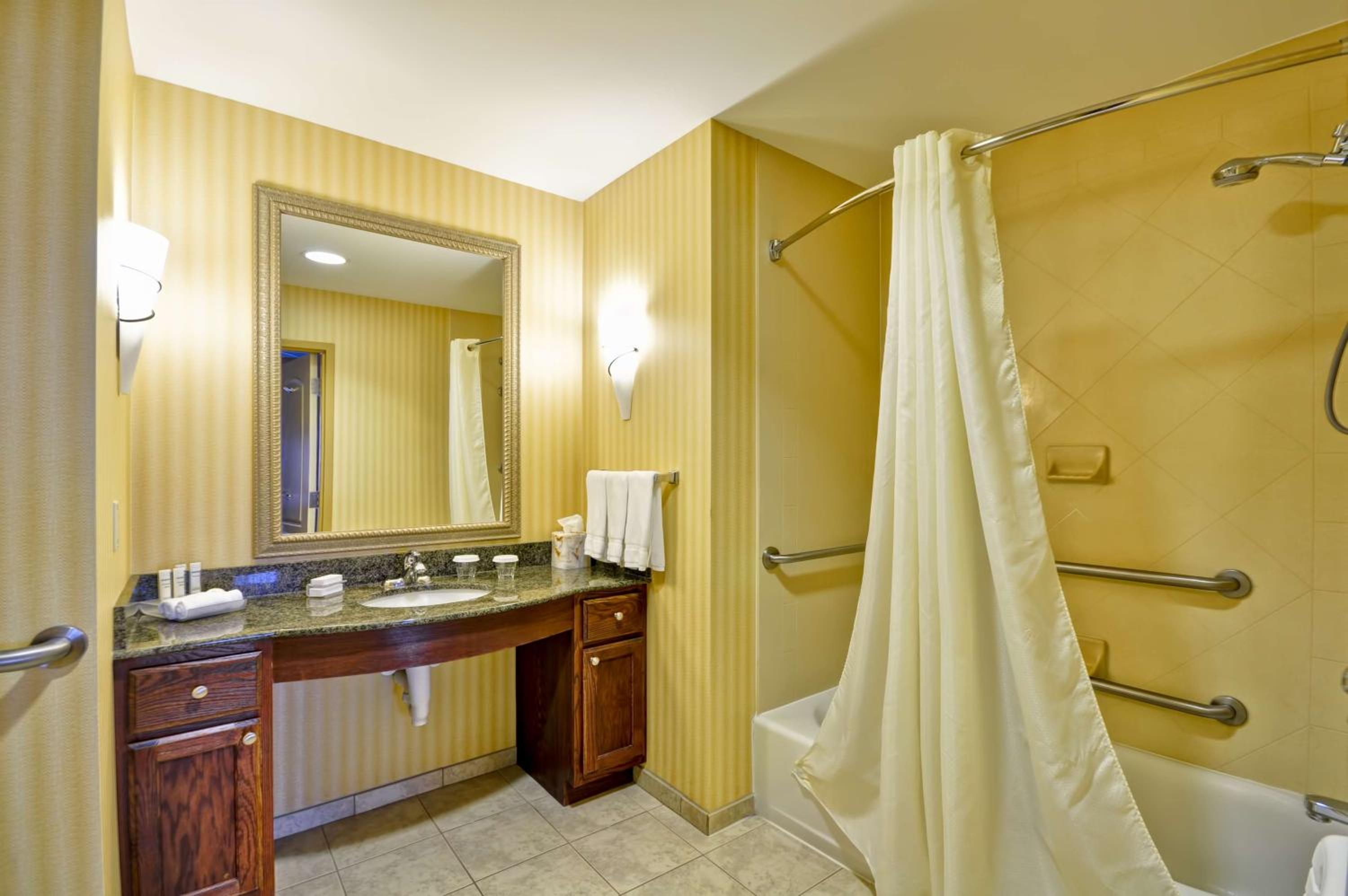 King Suite with Accessible Tub - Mobility and Hearing Access/Non-Smoking - Photo 2