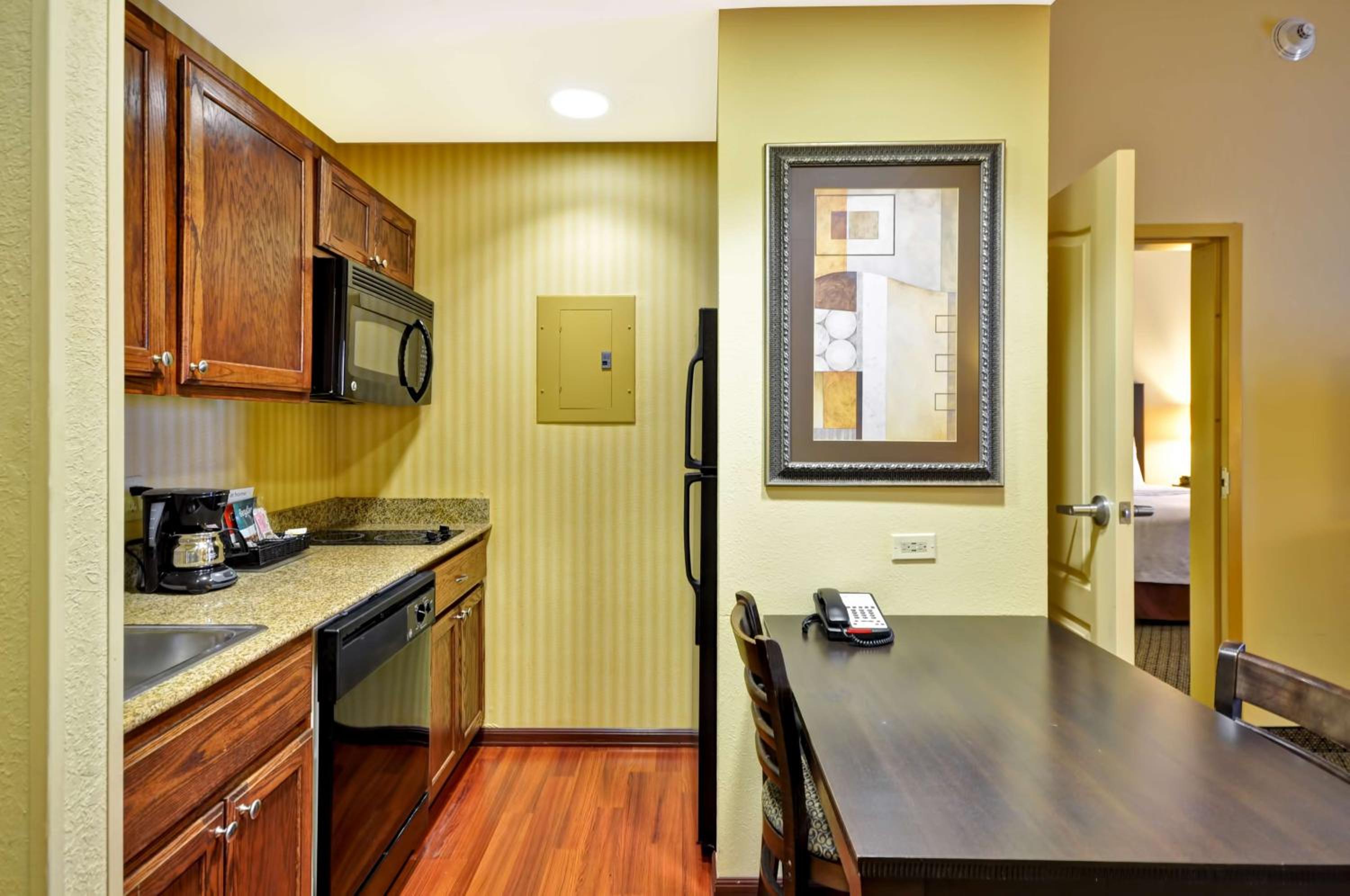 One-Bedroom Queen Suite with Two Queen Beds - Non-Smoking - Photo 4