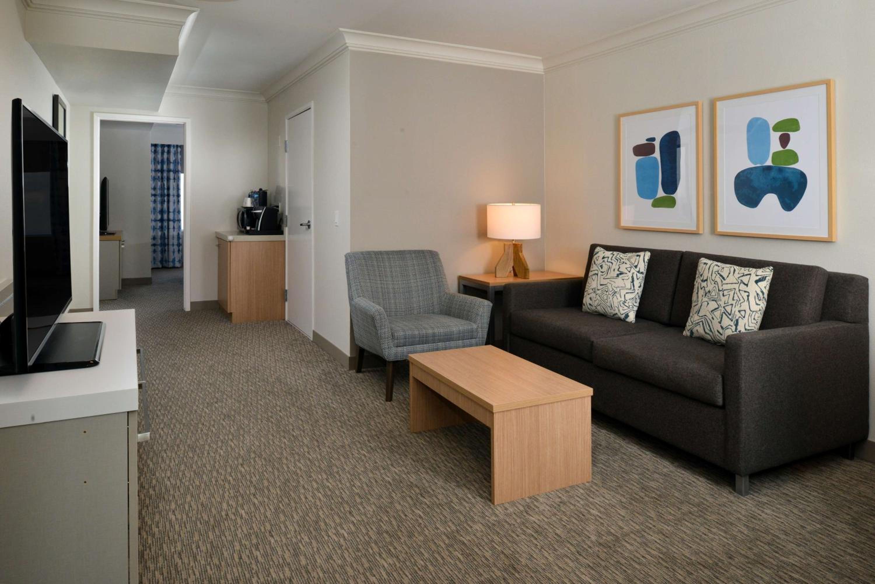 One Bedroom King with Whirlpool Suite - Photo 4
