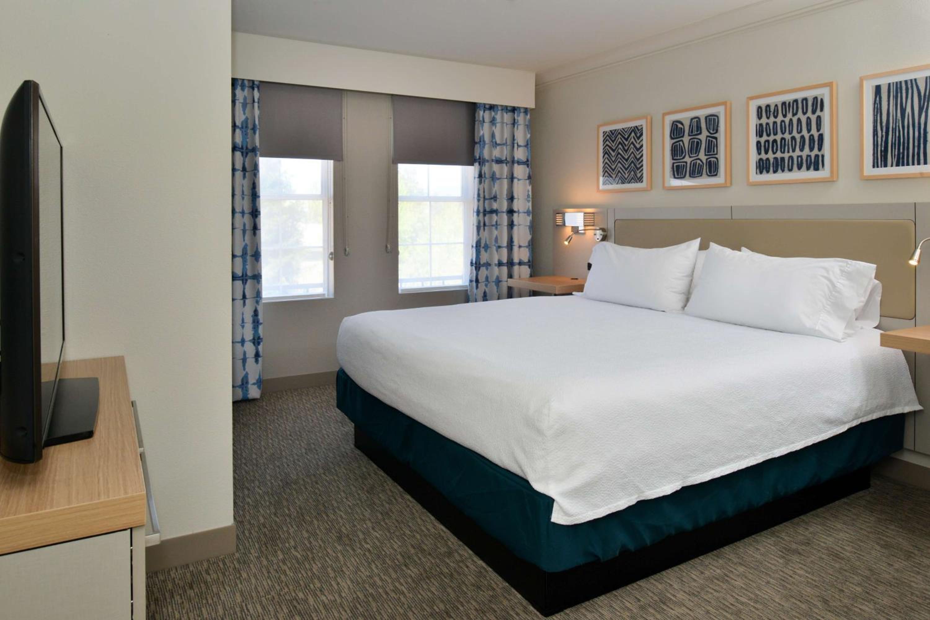One-Bedroom King Suite with Sofa Bed - Photo 3