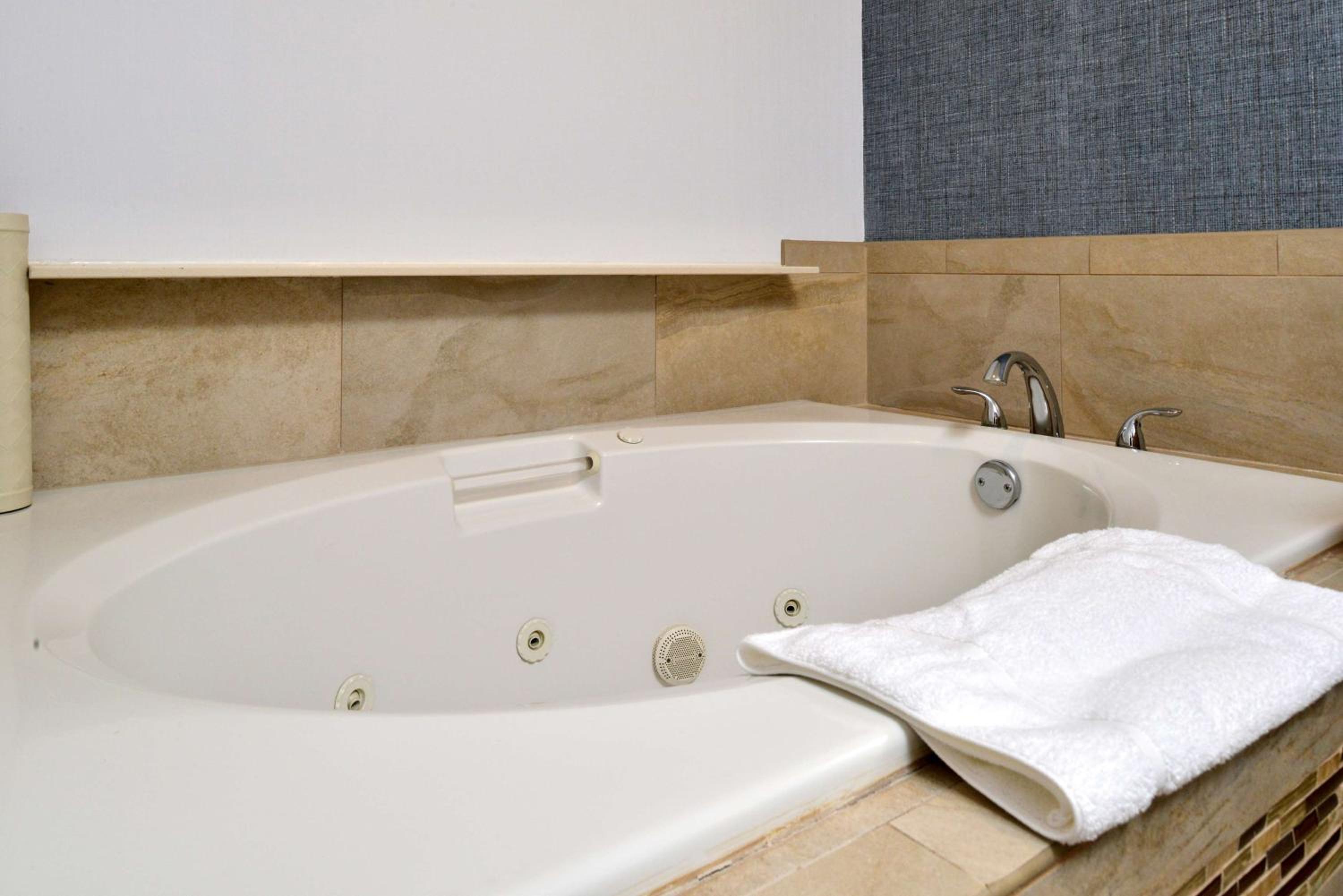 King Room with Whirlpool - Photo 3