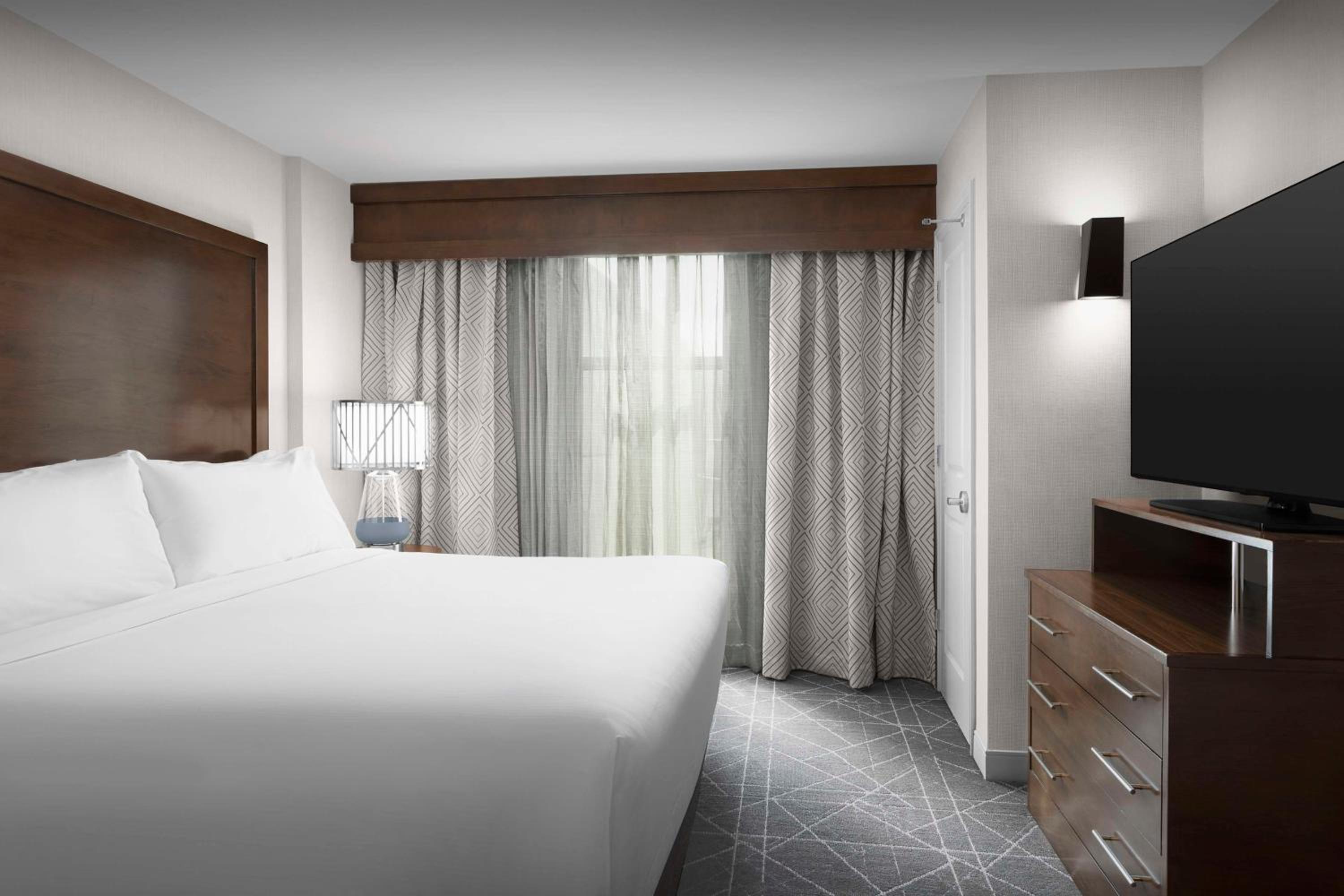 King Suite with Accessible Tub - Mobility and Hearing Access/Non-Smoking - Photo 1