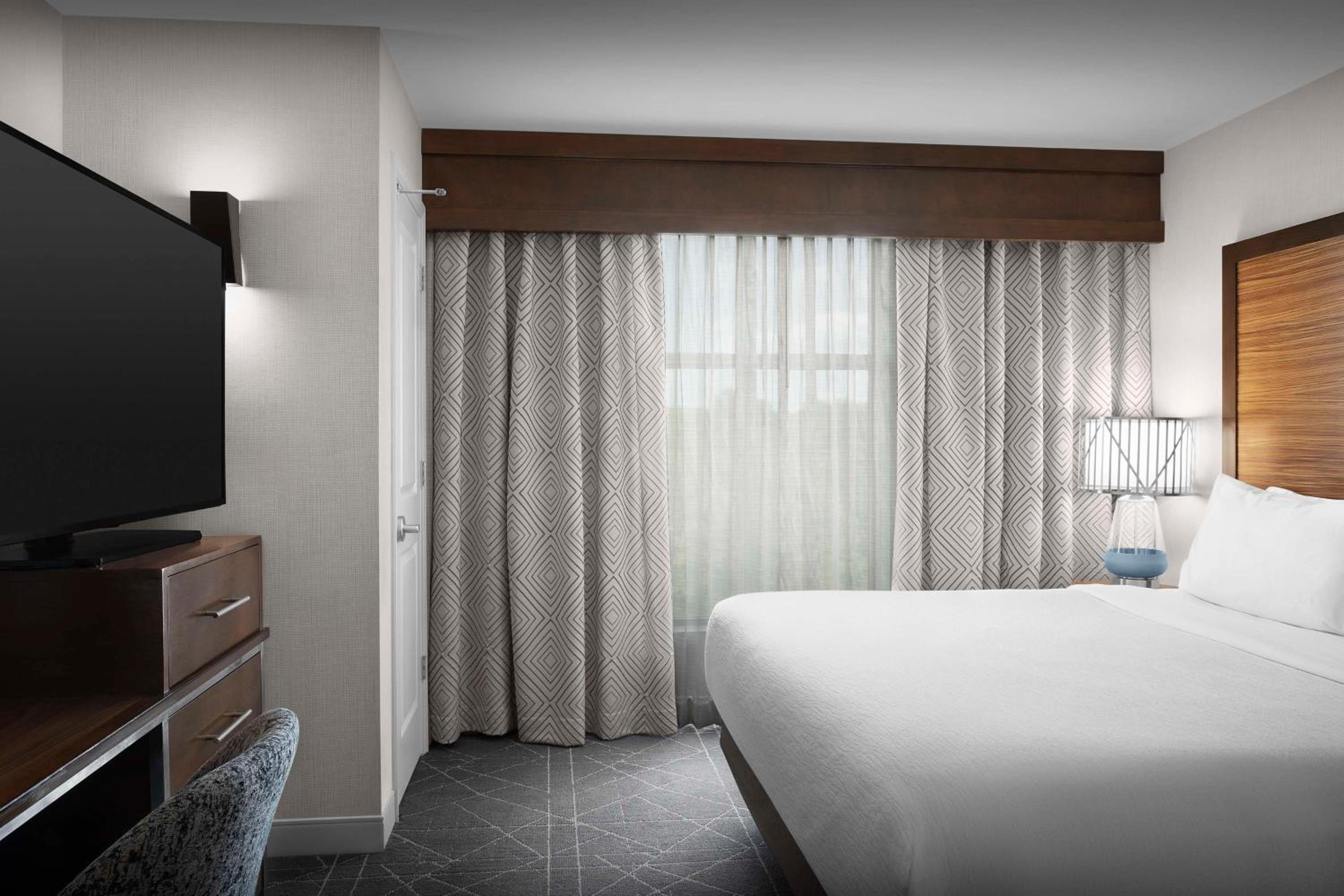 Two-Room King Suite - Non-Smoking - Photo 3