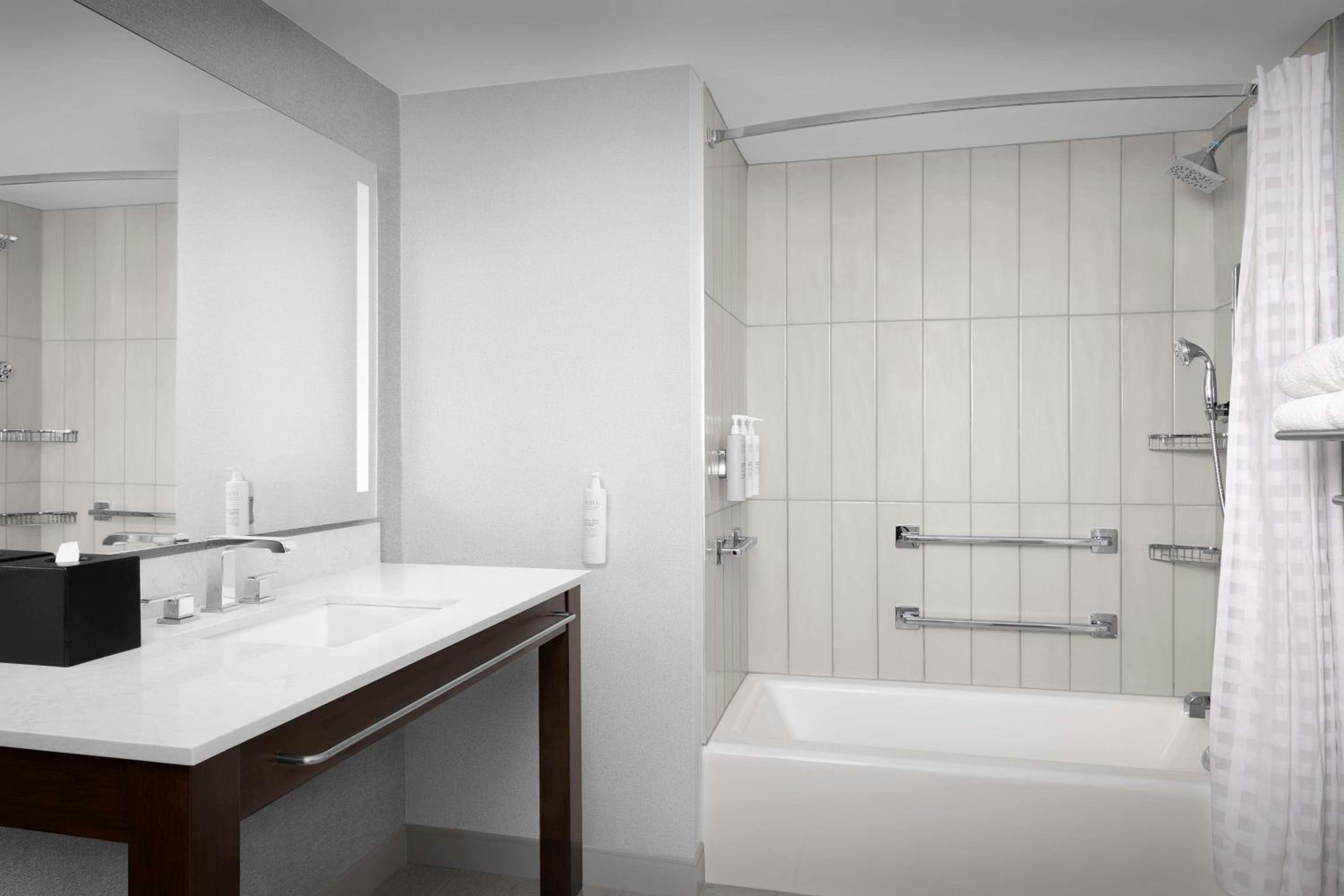 Suite with Two Queen Beds - Mobility and Hearing Access/Non-Smoking - Photo 4