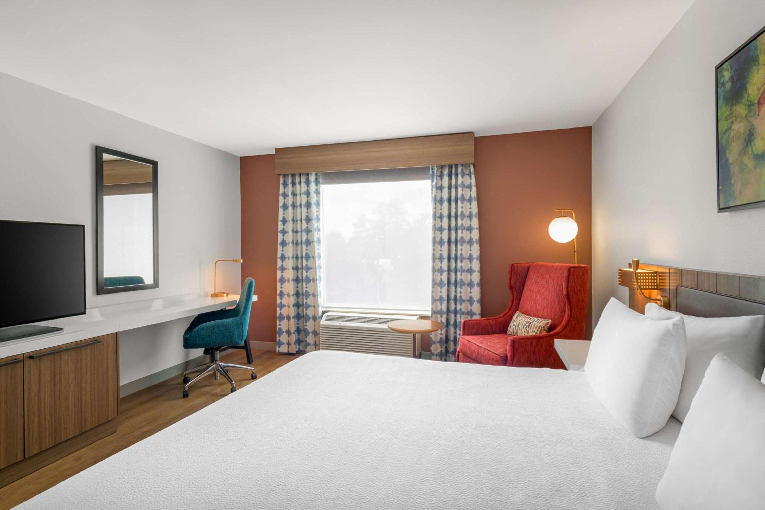 King Room with Roll-In Shower - Mobility Access - Photo 1