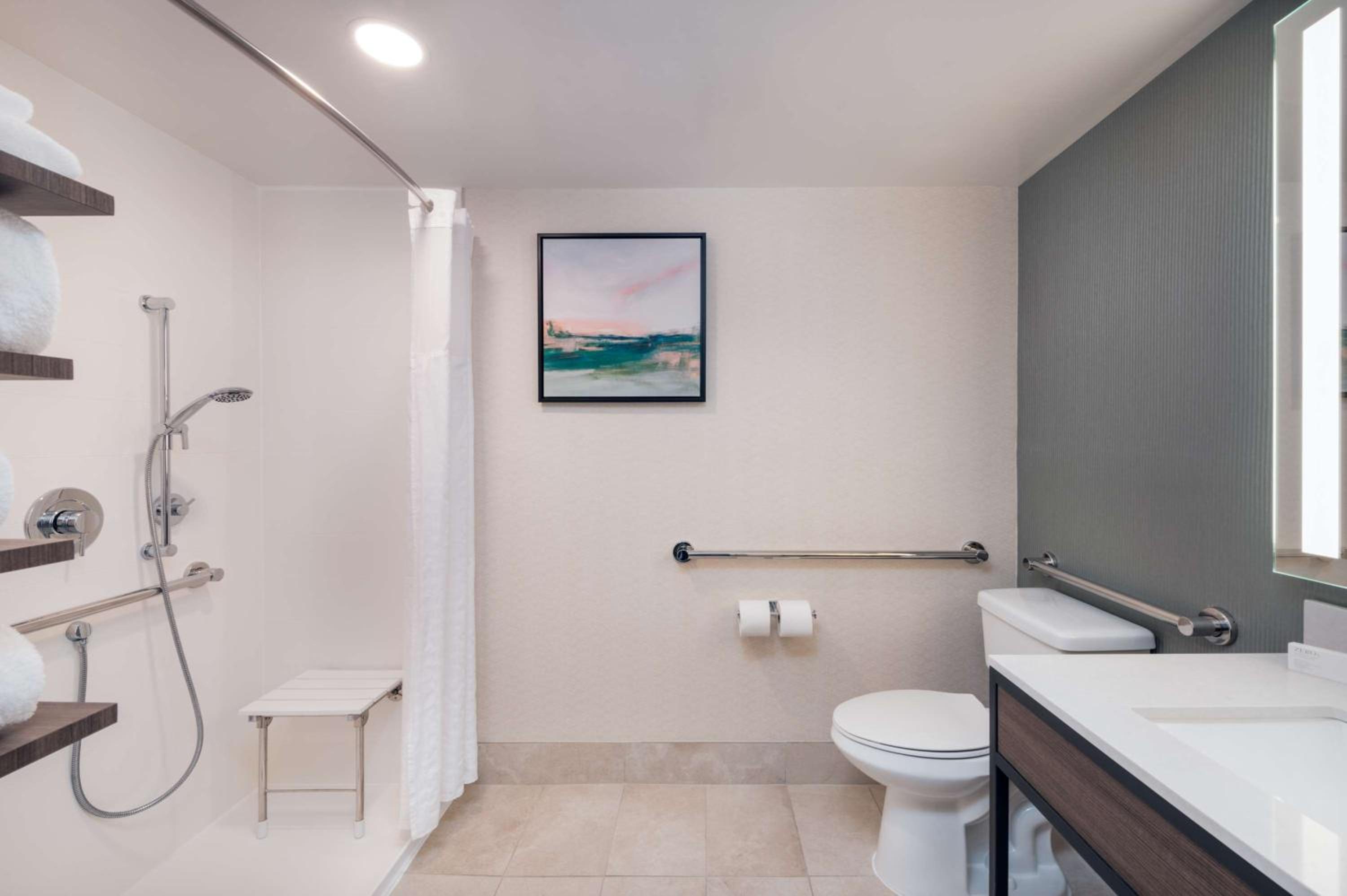 King Room with Roll-In Shower - Mobility Access - Photo 2