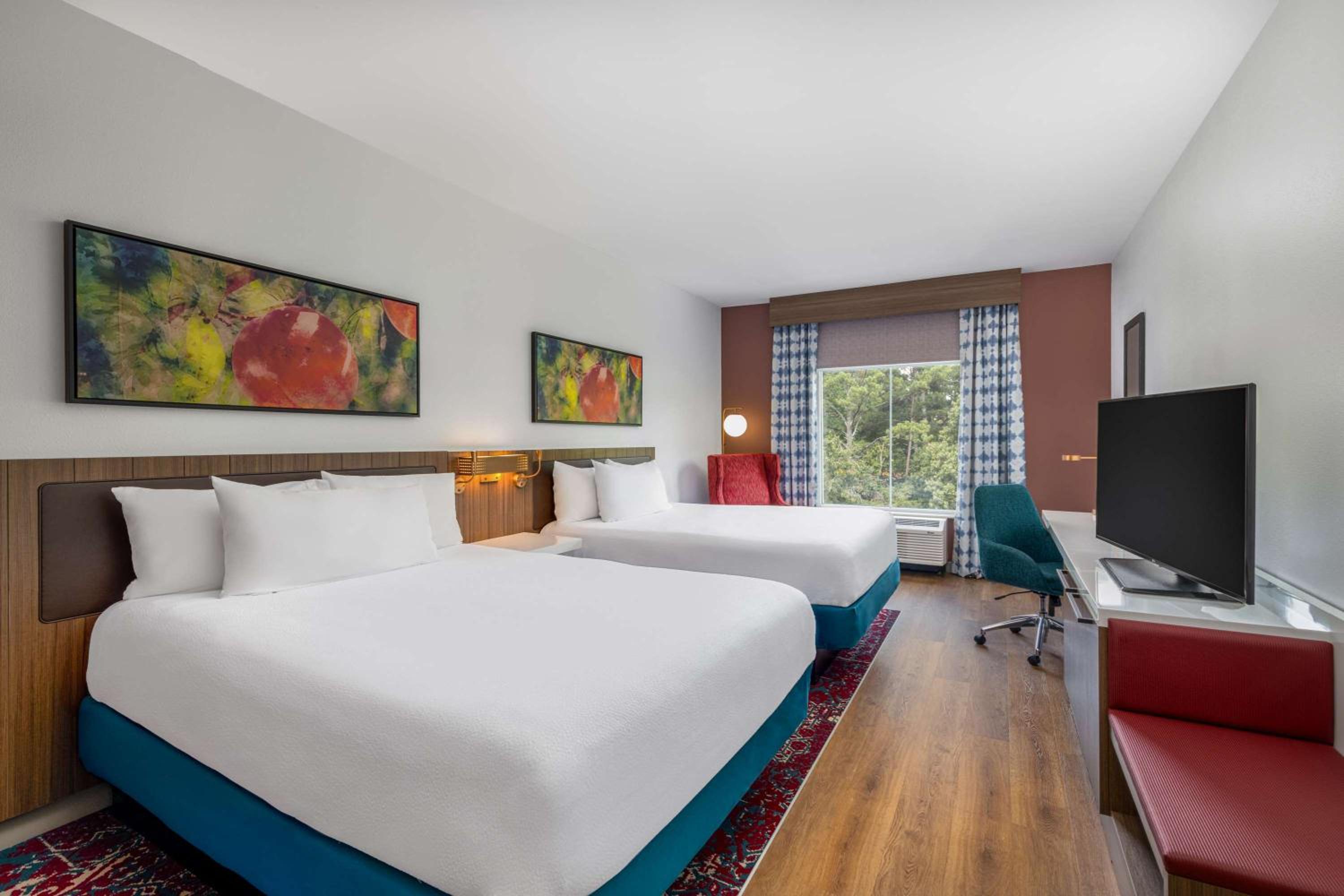 Queen Room with Two Queen Beds - Photo 4