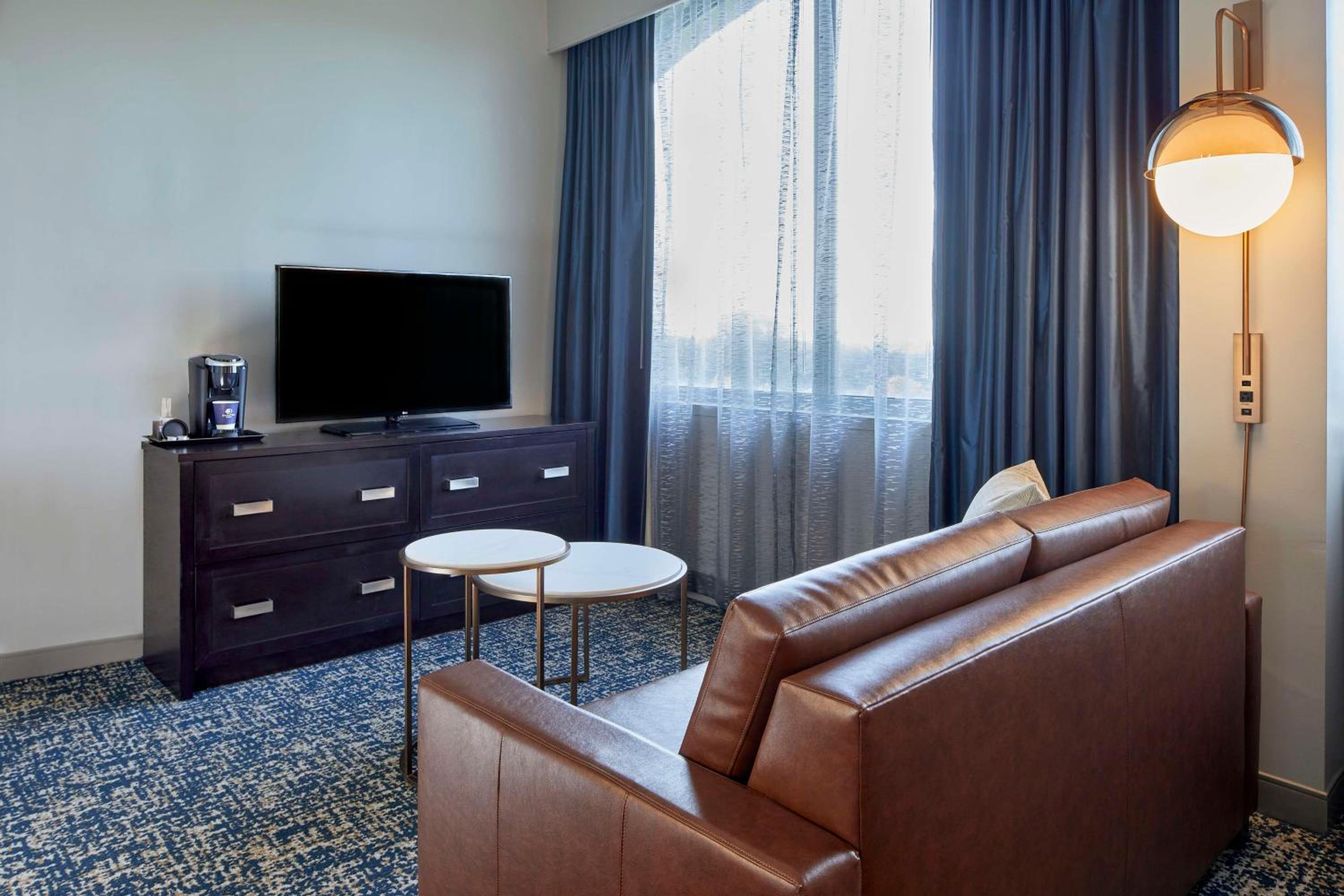 King Corner Room with Sofa Bed - Photo 2