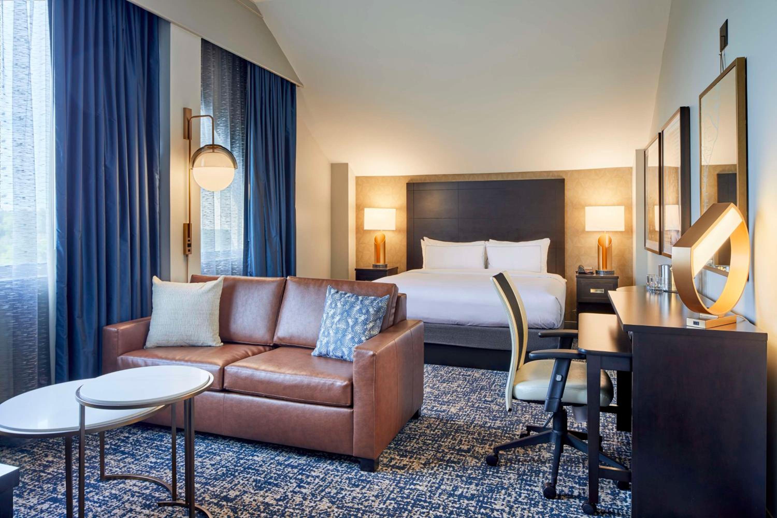King Corner Room with Sofa Bed - Photo 4