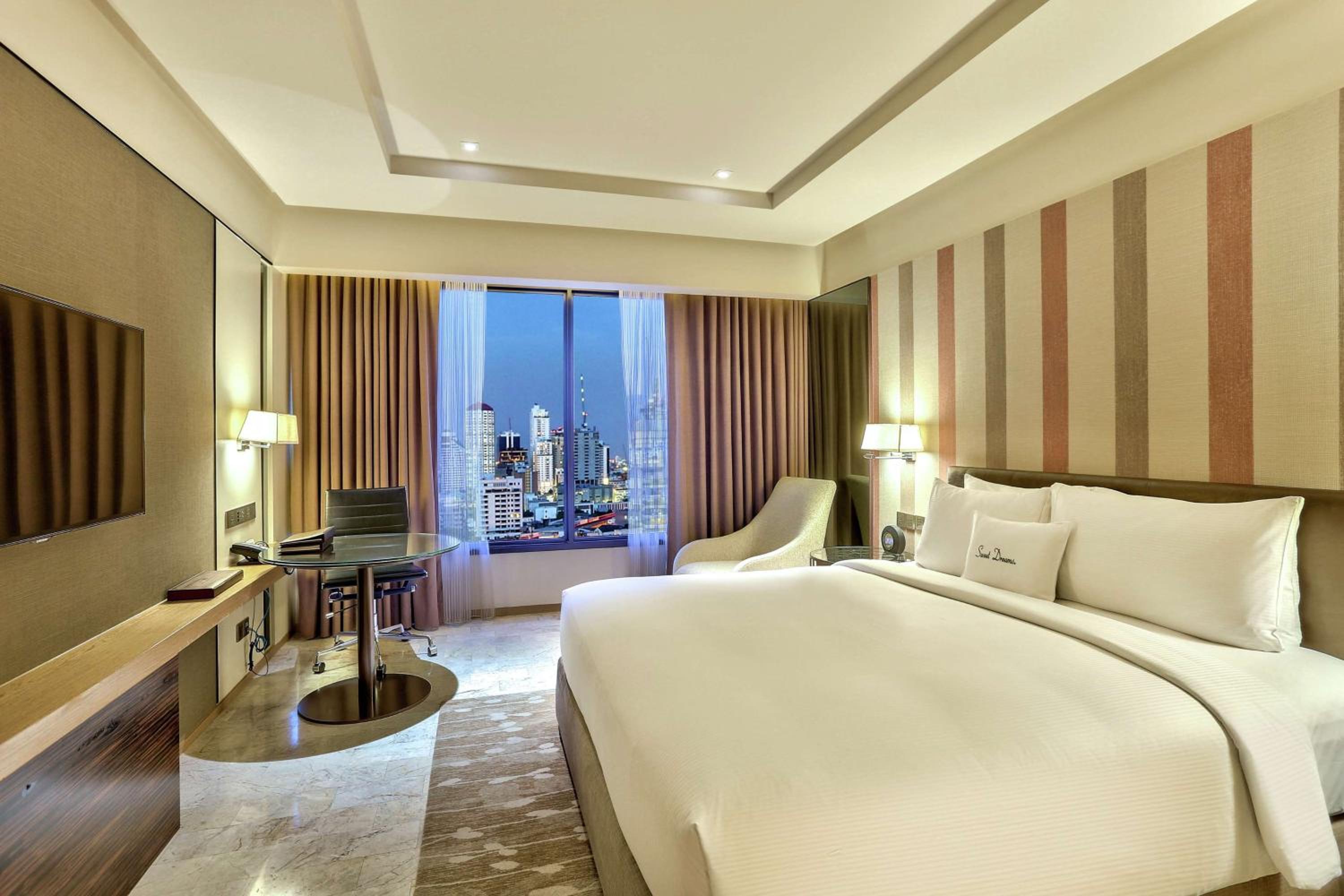 Deluxe King Suite photo 3