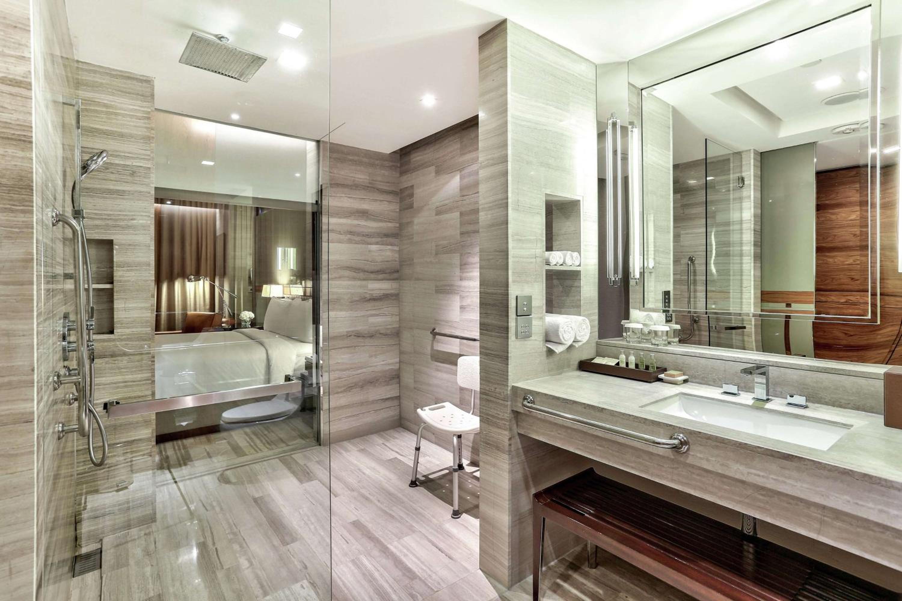 Deluxe King Room - Mobility Accessible photo 2