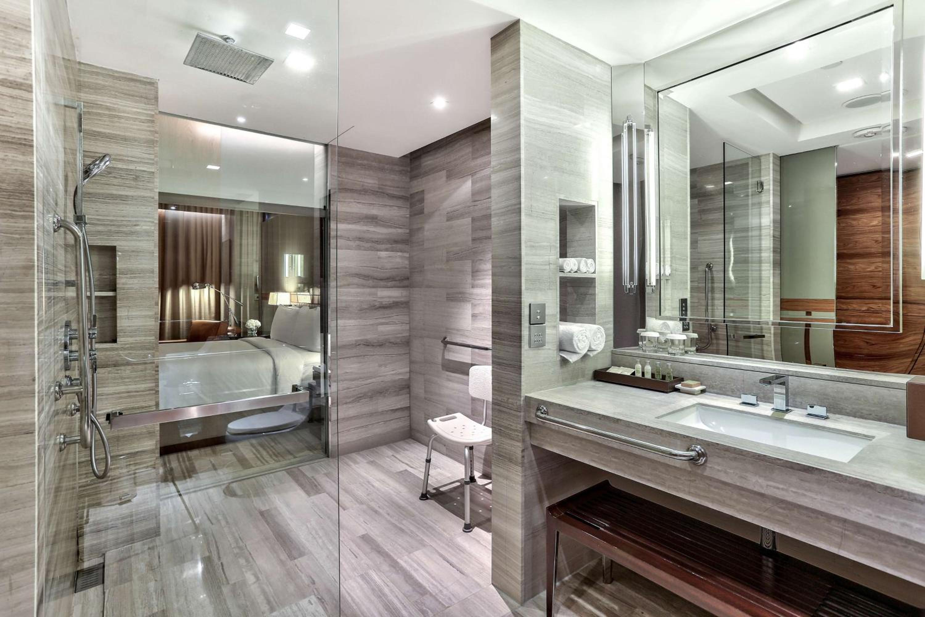 Deluxe King Room - Mobility Accessible photo 3