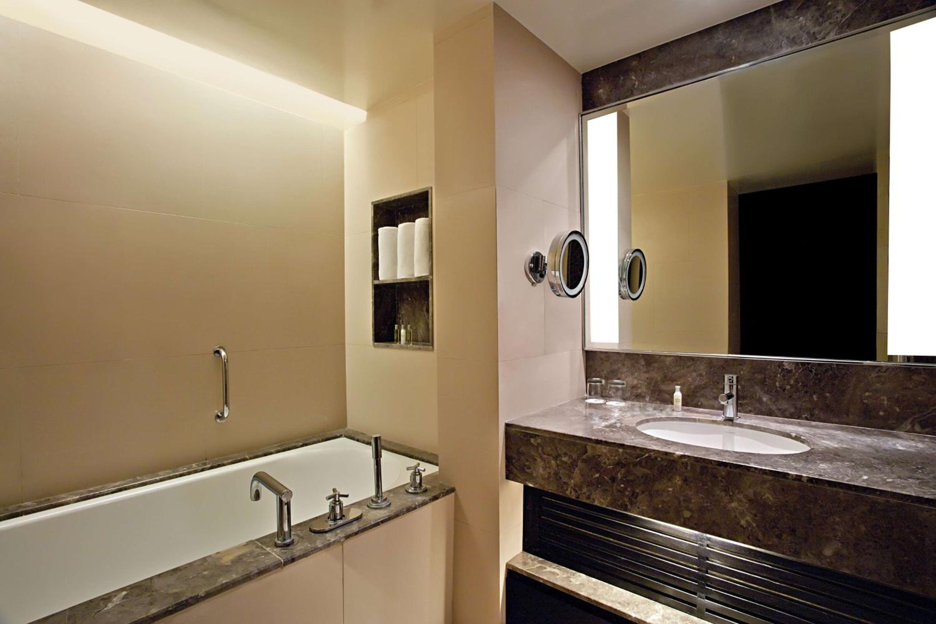 Two-Bedroom Suite with Balcony and Kitchenette photo 3
