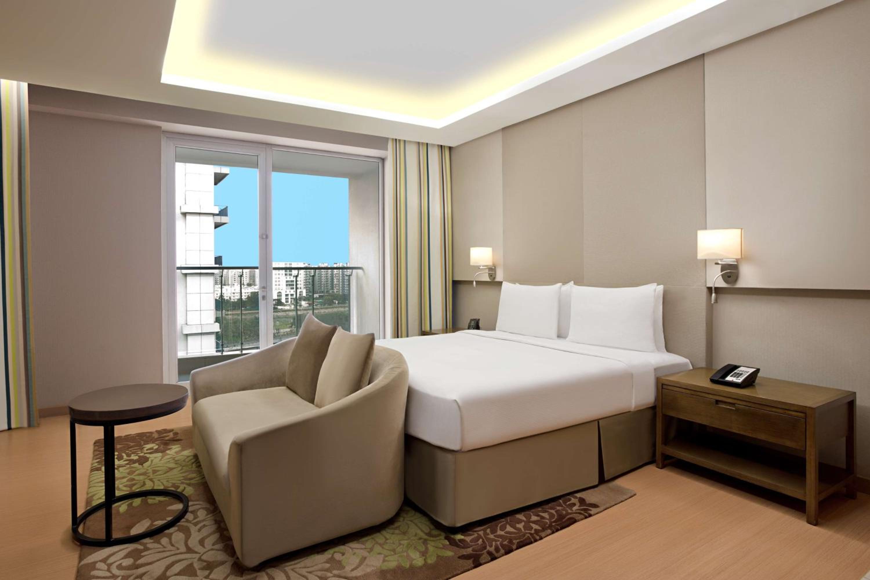 King Bed Studio with Balcony photo 1