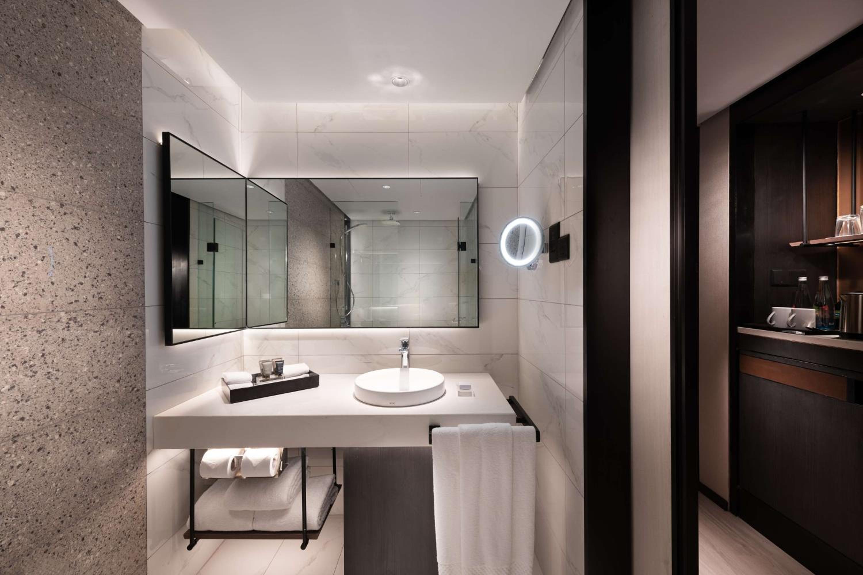 Deluxe King Room with Sea View - Photo 4