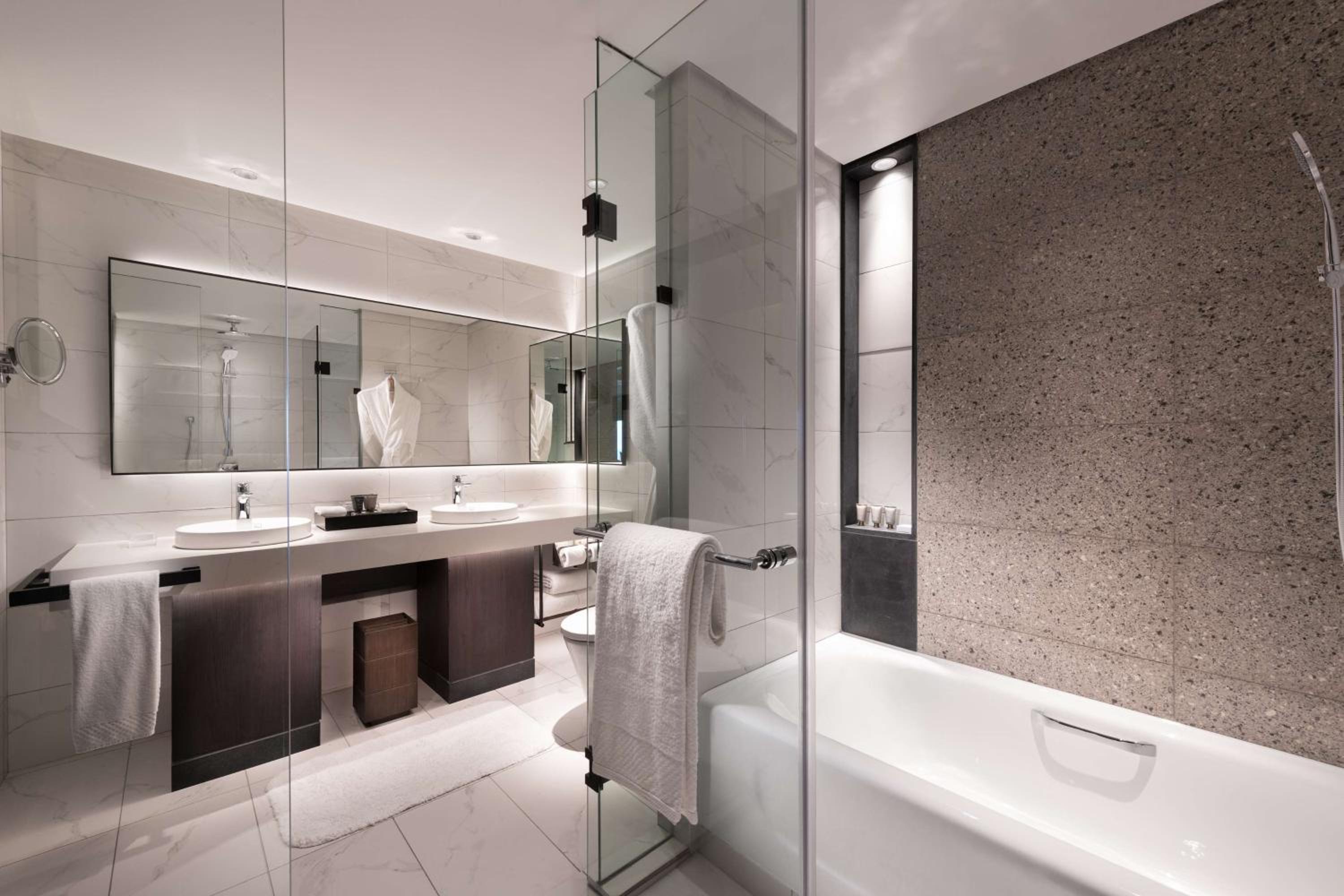 Deluxe King Suite with Sea View - Photo 3