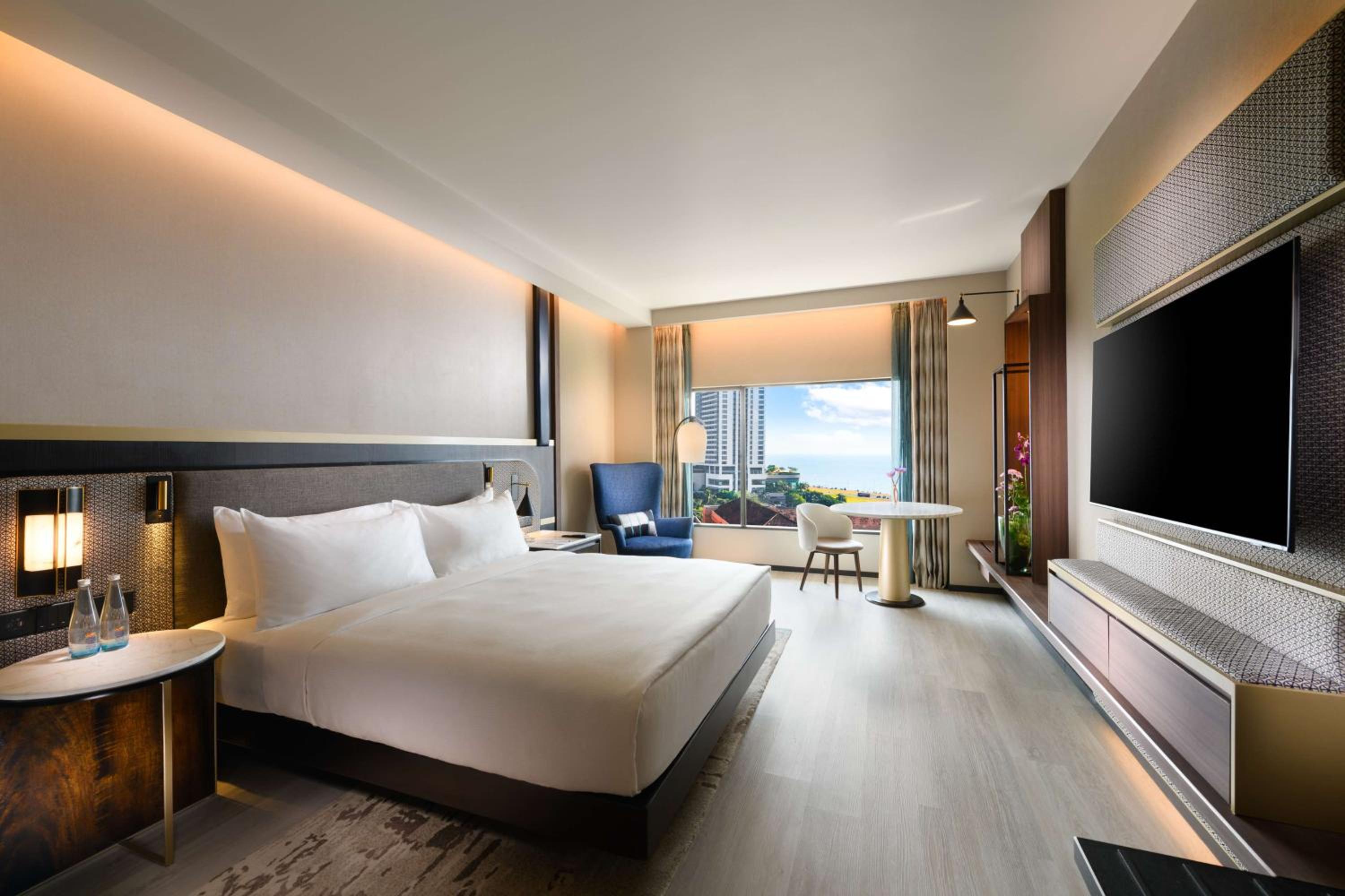 Deluxe King Room with Sea View - Photo 2