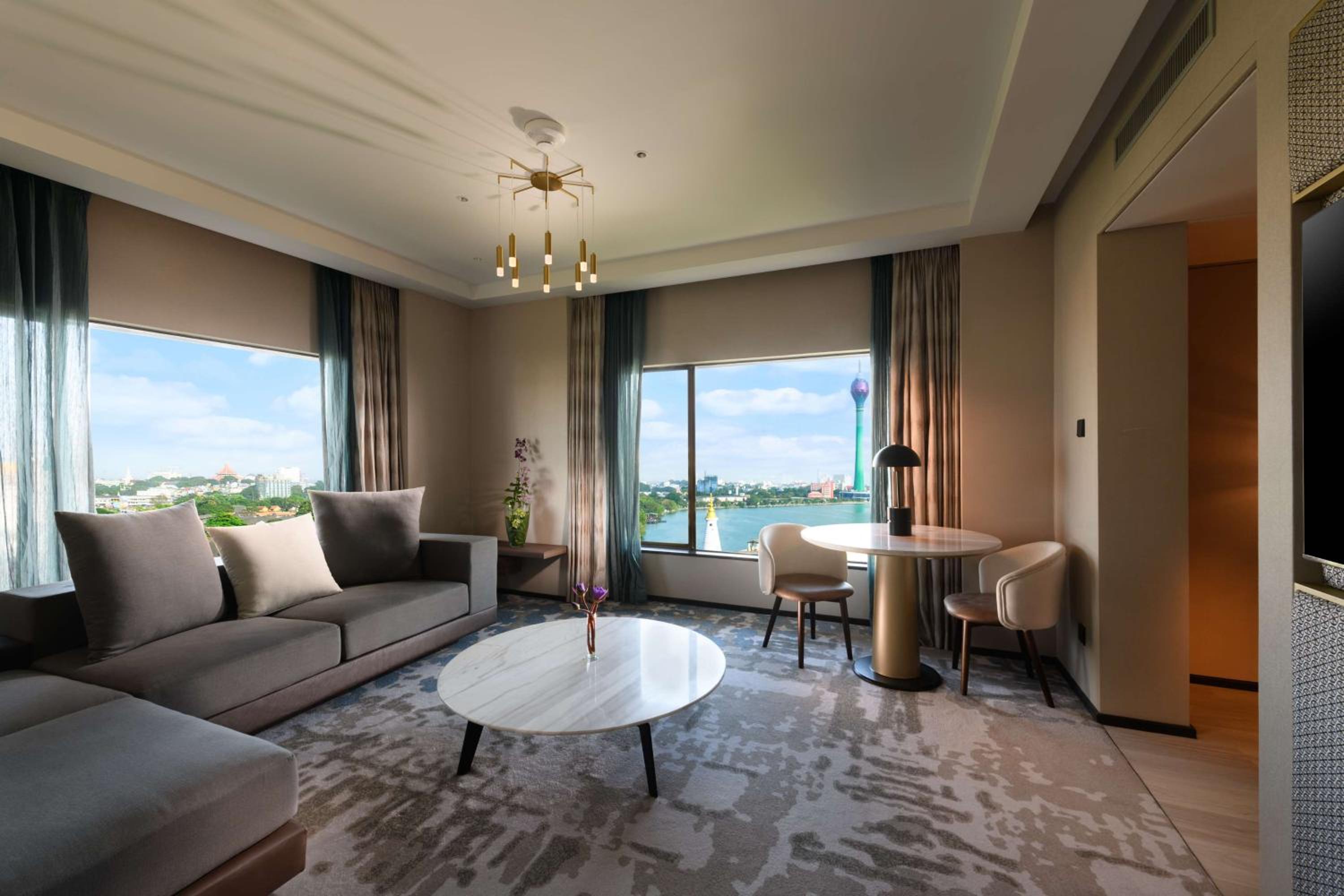 Deluxe King Suite - Photo 2