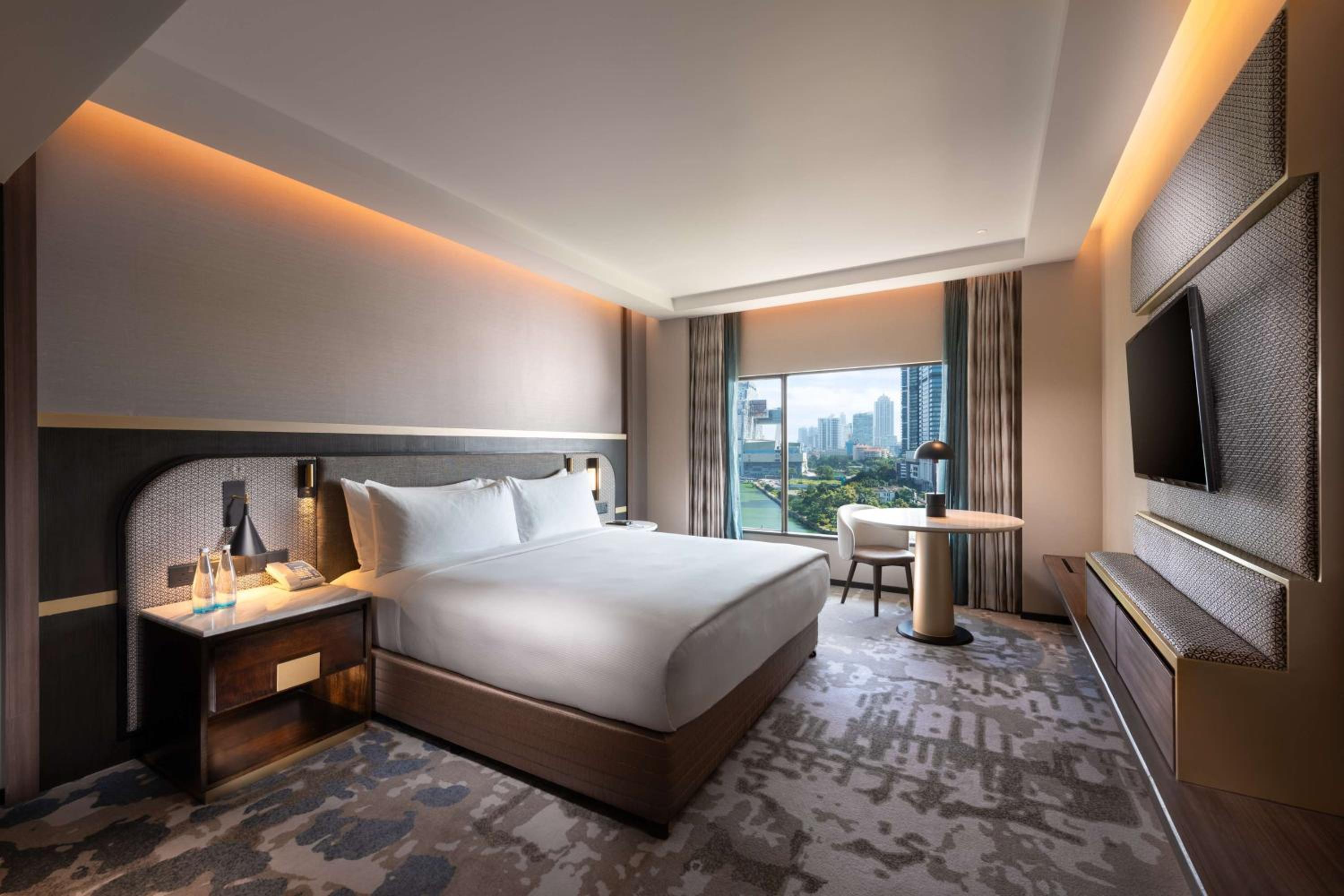 Deluxe King Suite with Sea View - Photo 9