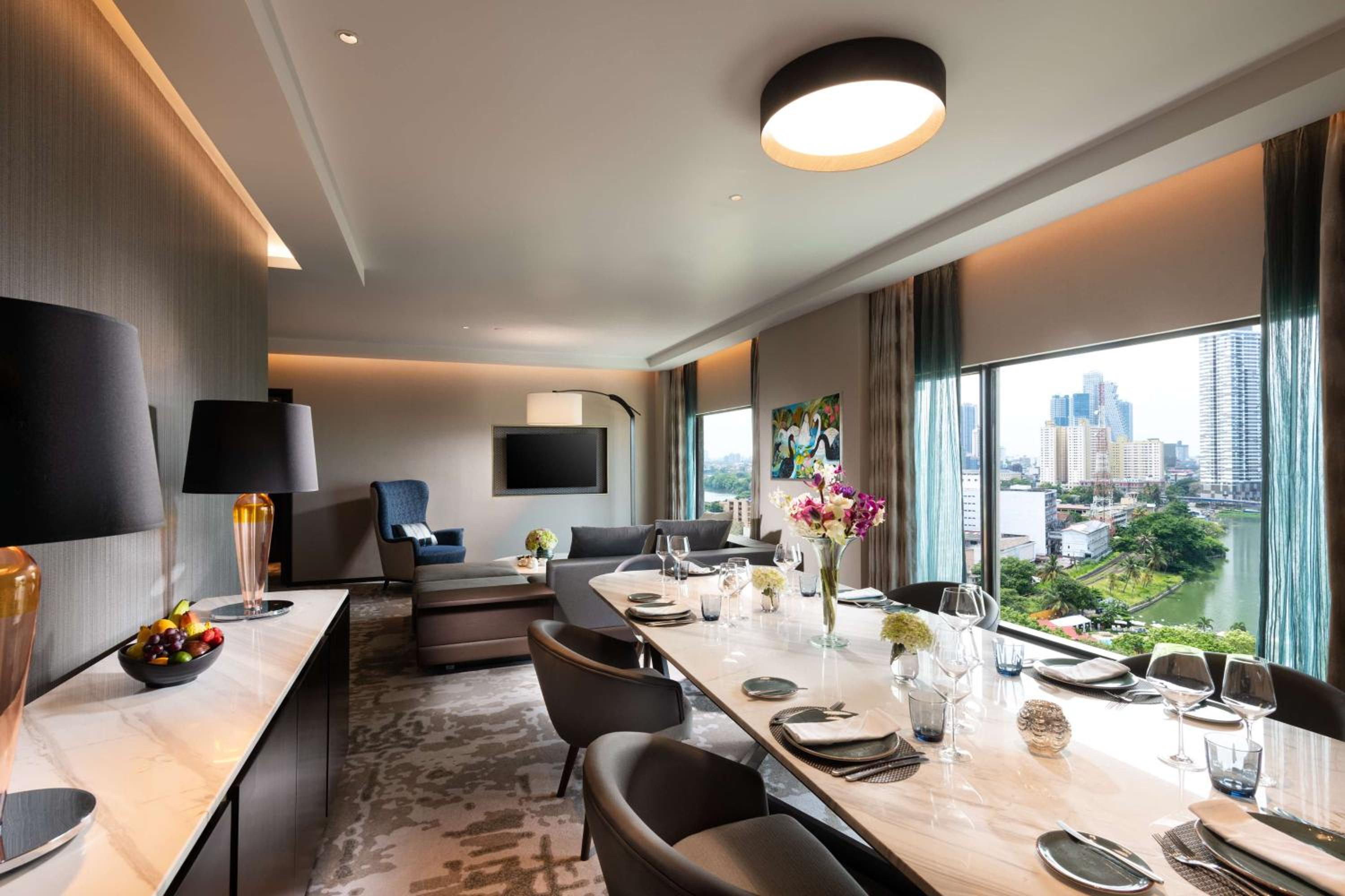 Deluxe King Suite with Sea View - Photo 10