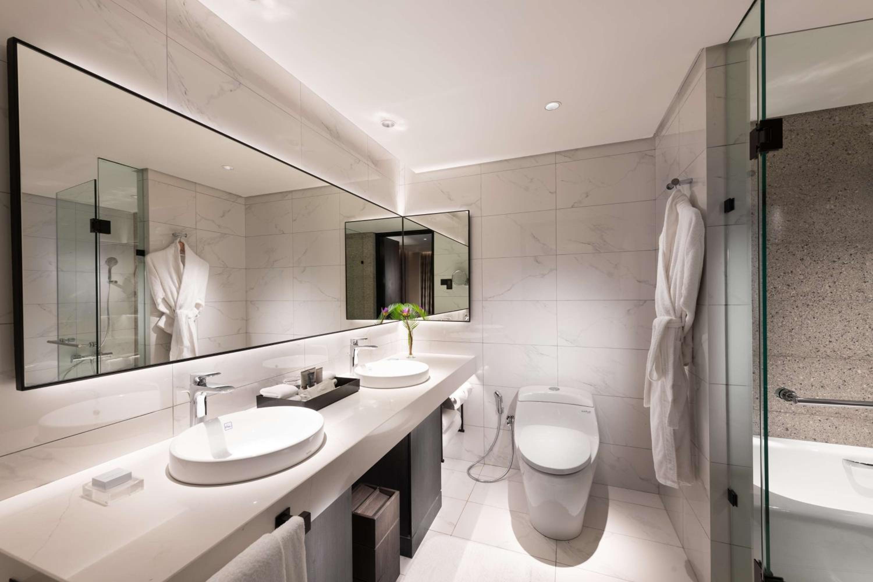 Deluxe King Suite with Sea View - Photo 2
