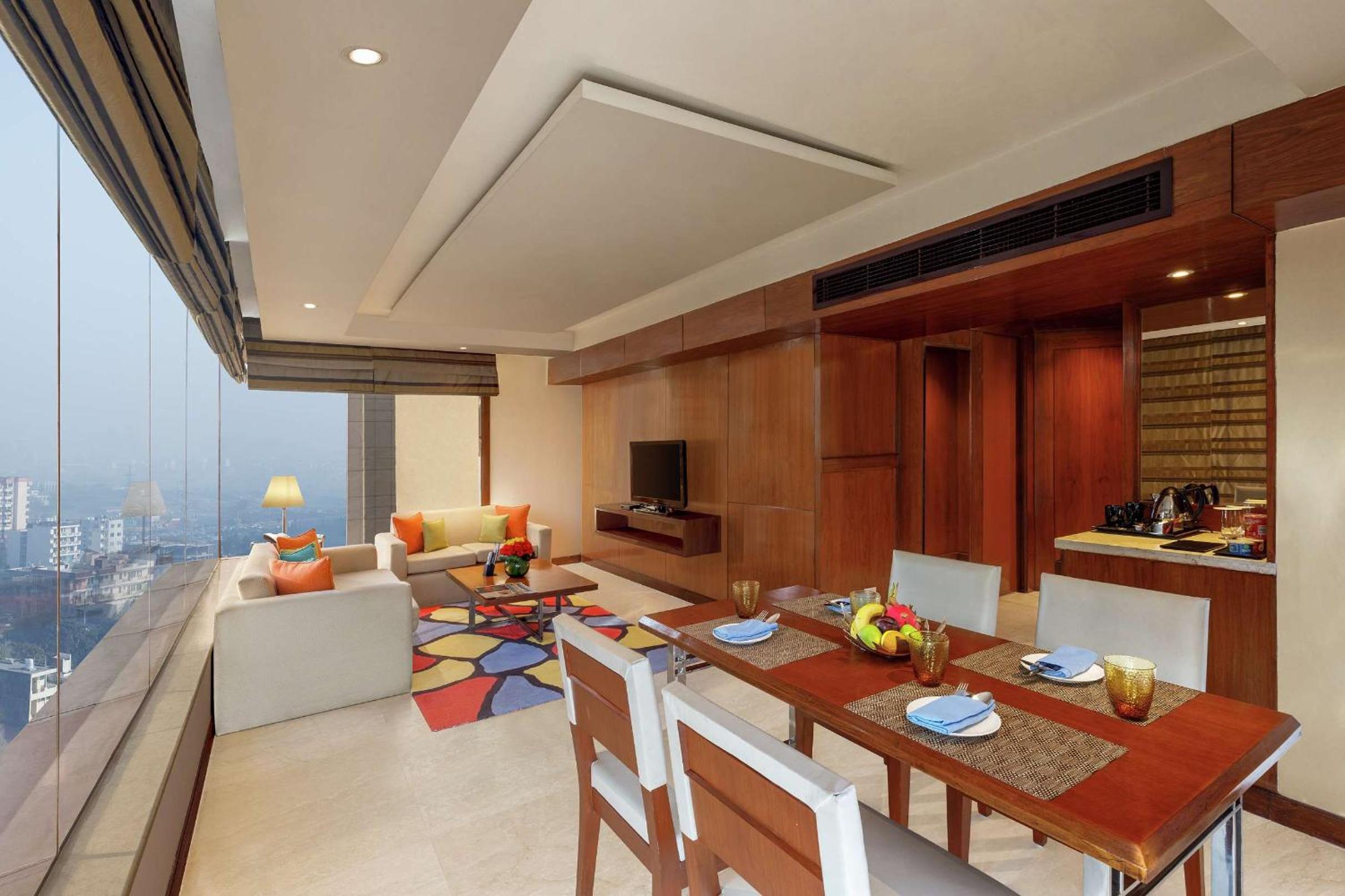 Executive Suite with Lounge Access - Photo 2