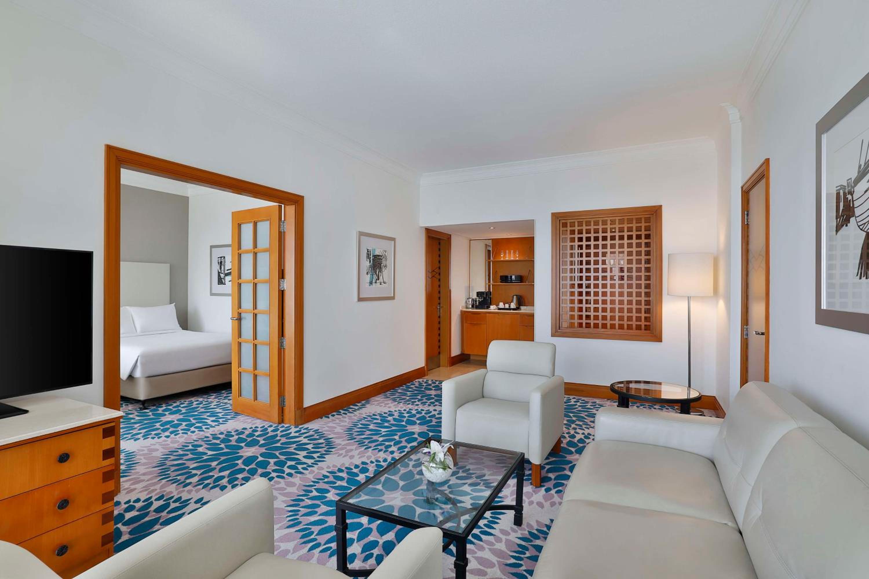 Corner King Suite with Sea View and Balcony