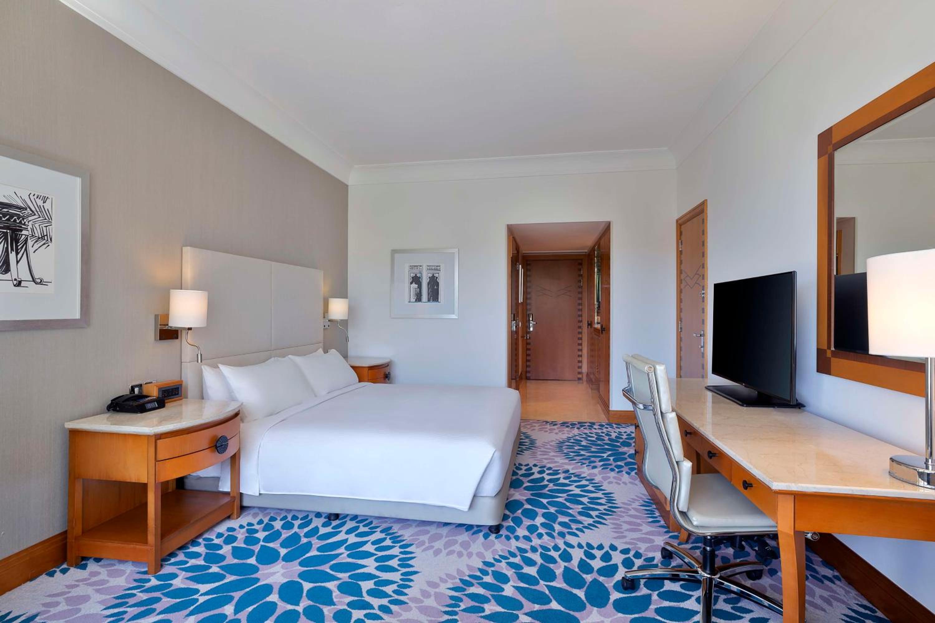 Deluxe King Room with Sea View and Balcony