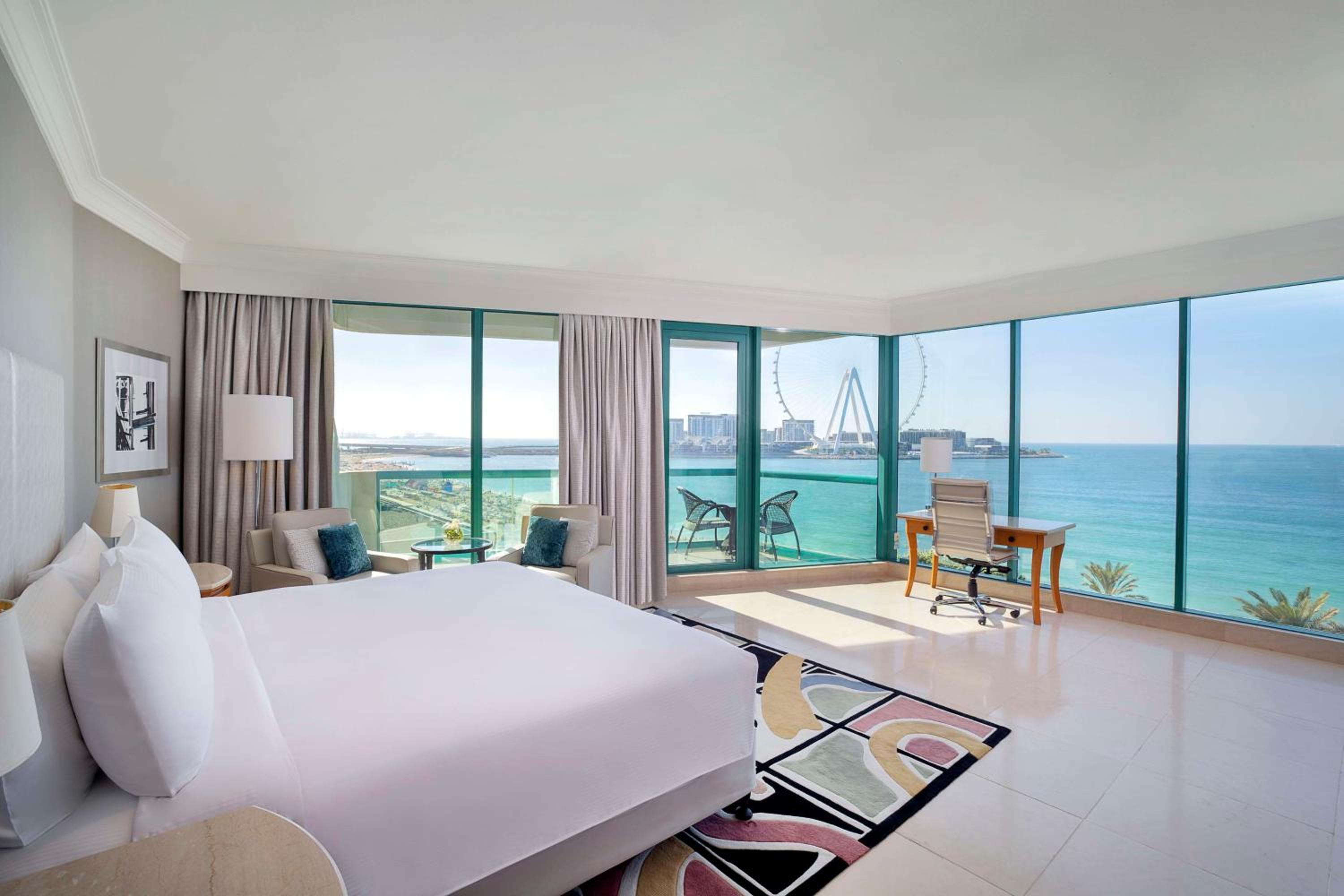 Corner King Suite with Sea View and Balcony