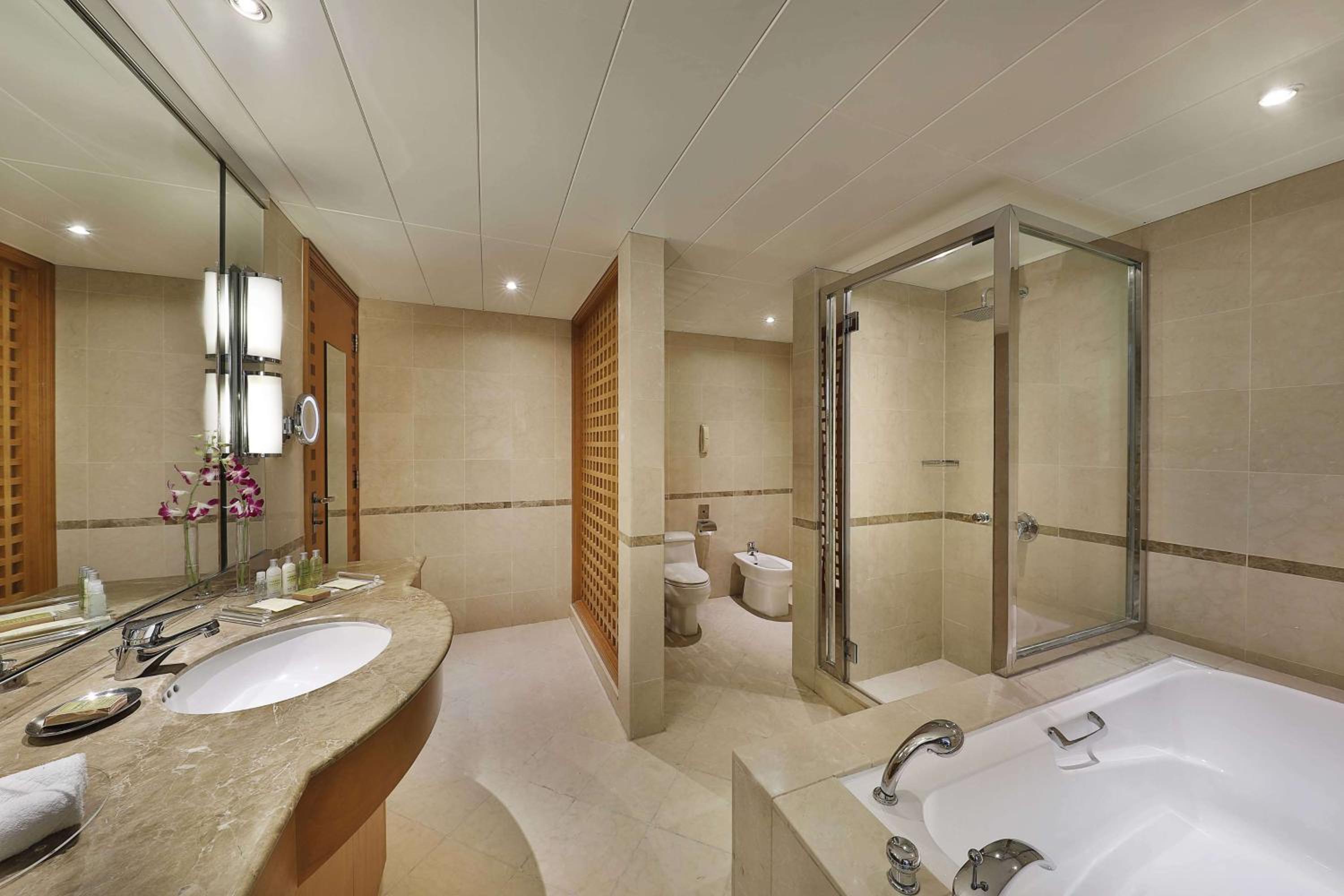 One-Bedroom King Suite with Sea View and Balcony