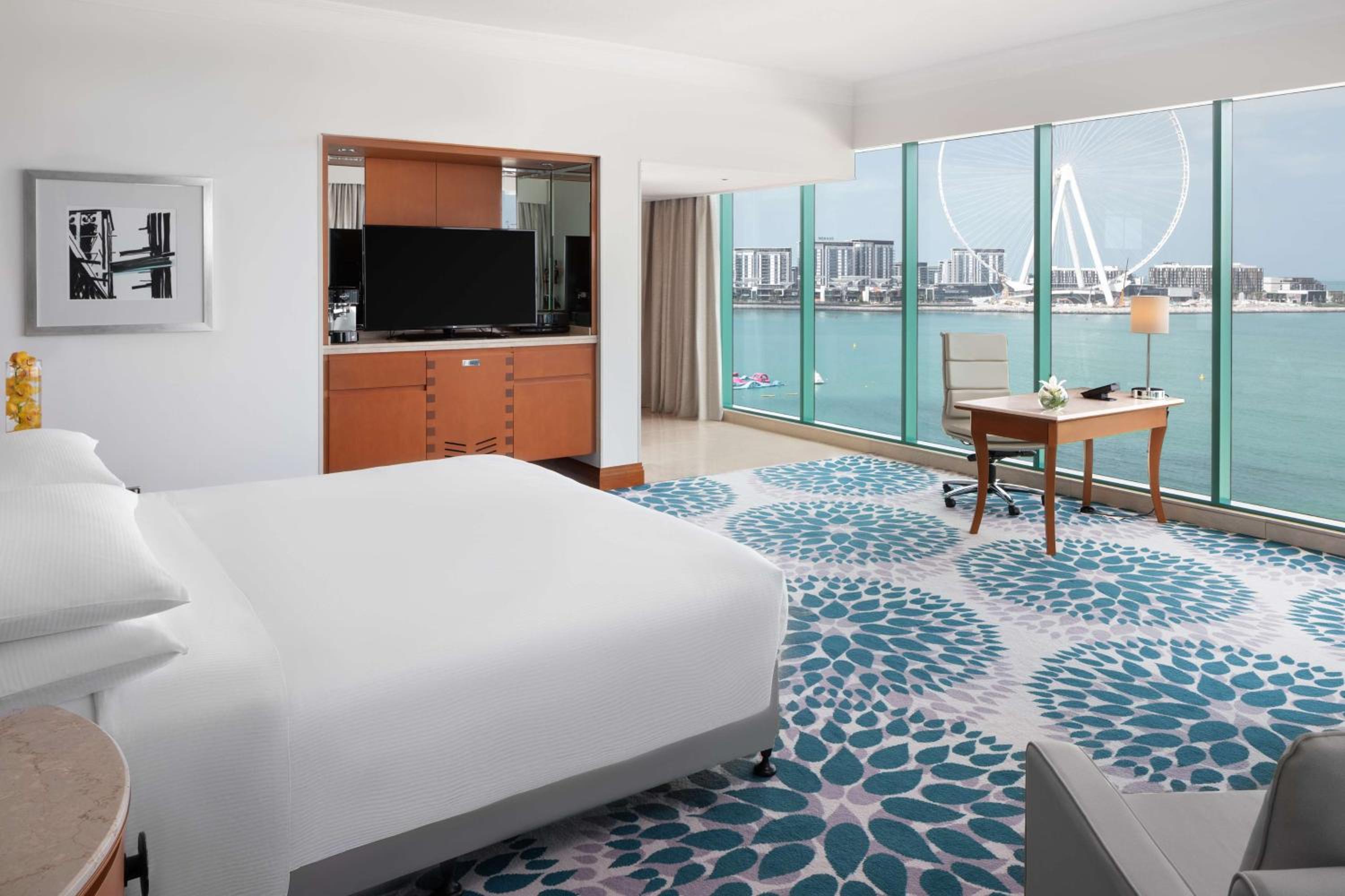 Corner King Suite with Sea View and Balcony thumbnail 5