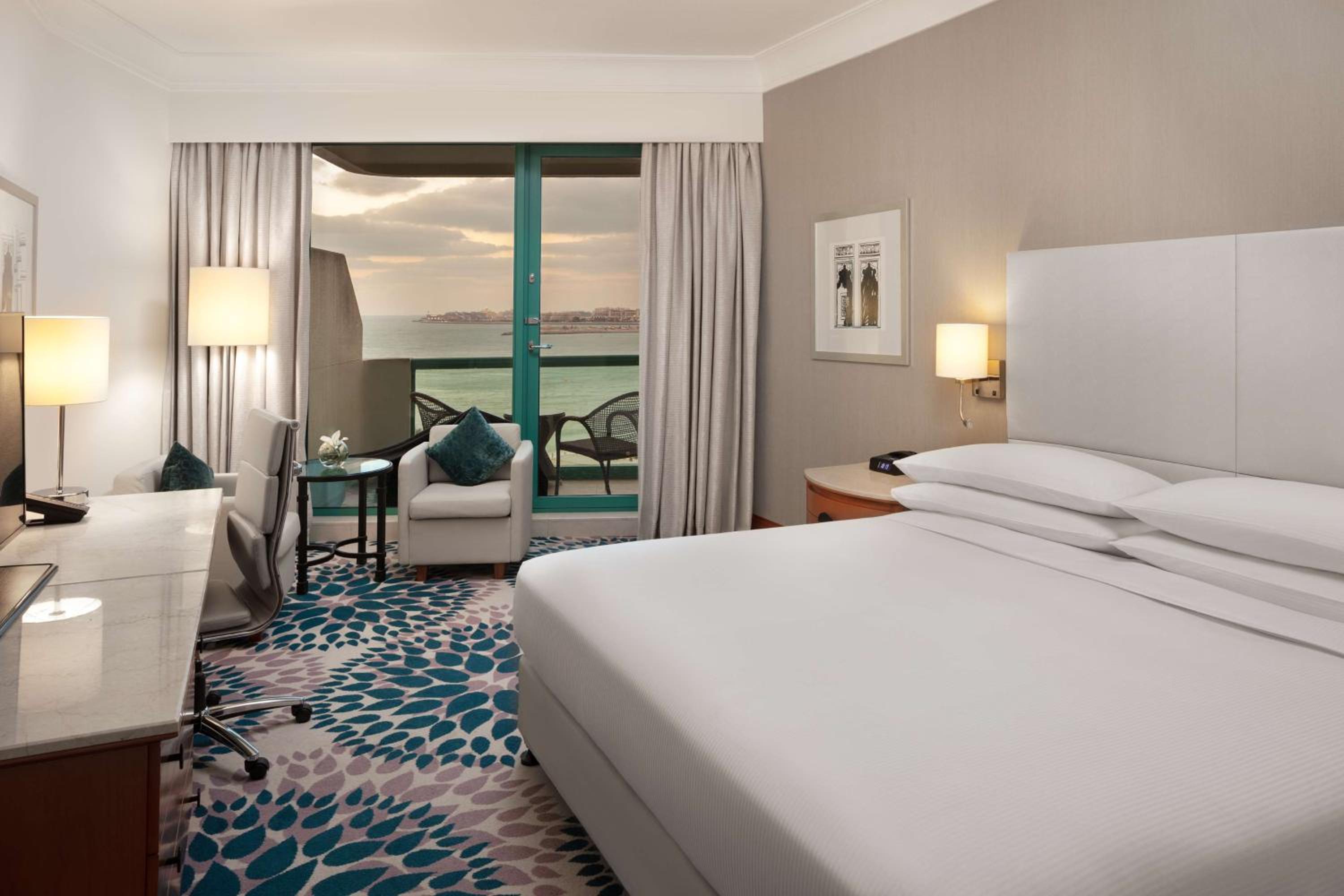 Deluxe King Room with Partial Sea View thumbnail 6