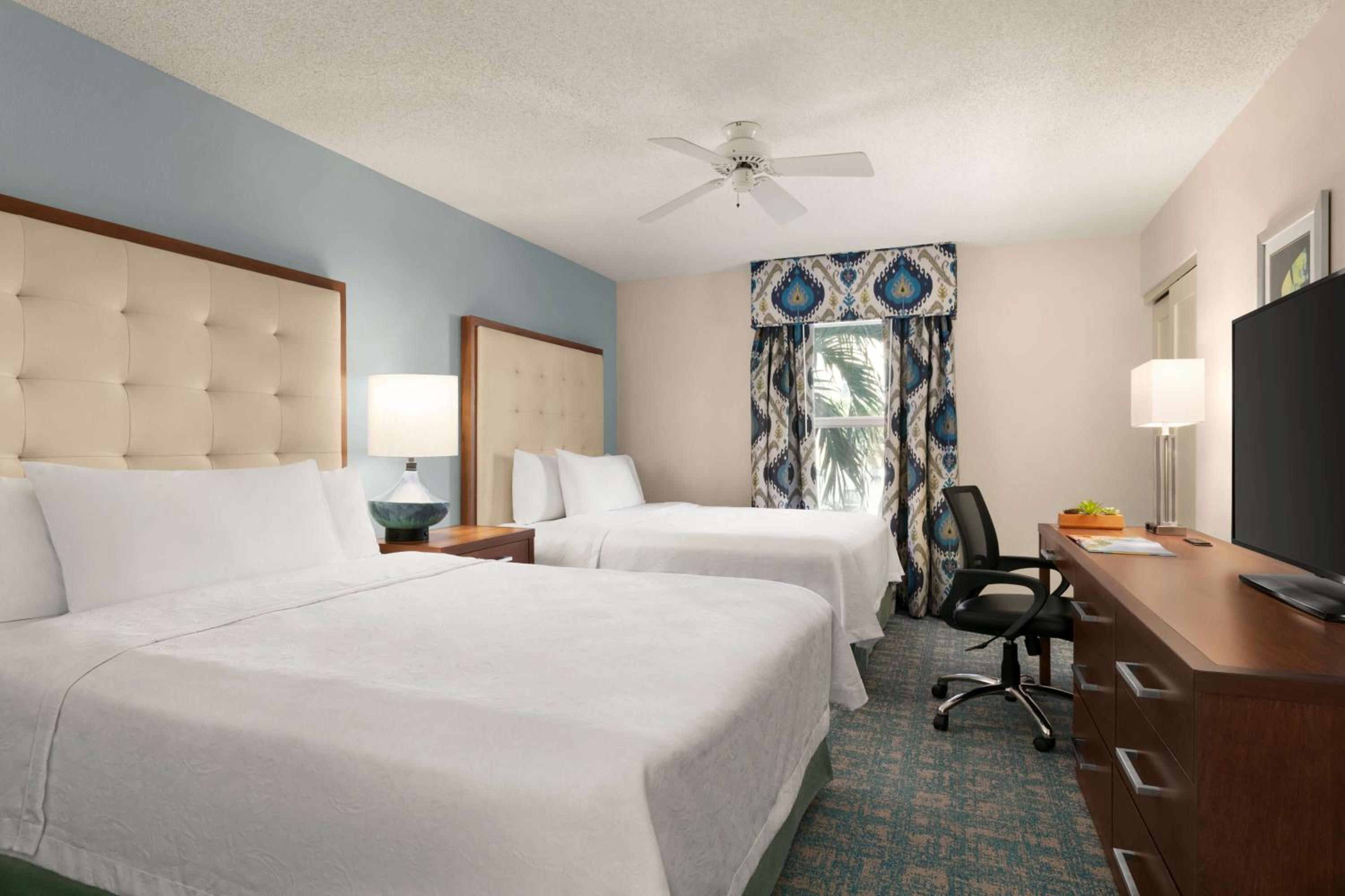One-Bedroom Queen Suite with Pool View - Non-Smoking - Photo 1