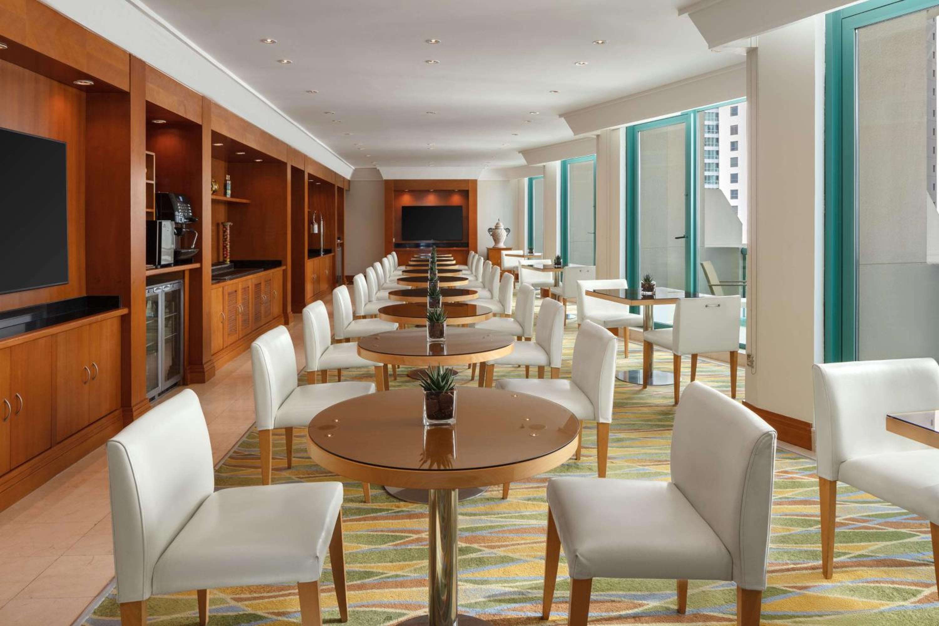 Executive Queen Room with Two Queen Beds, Sea View and Balcony
