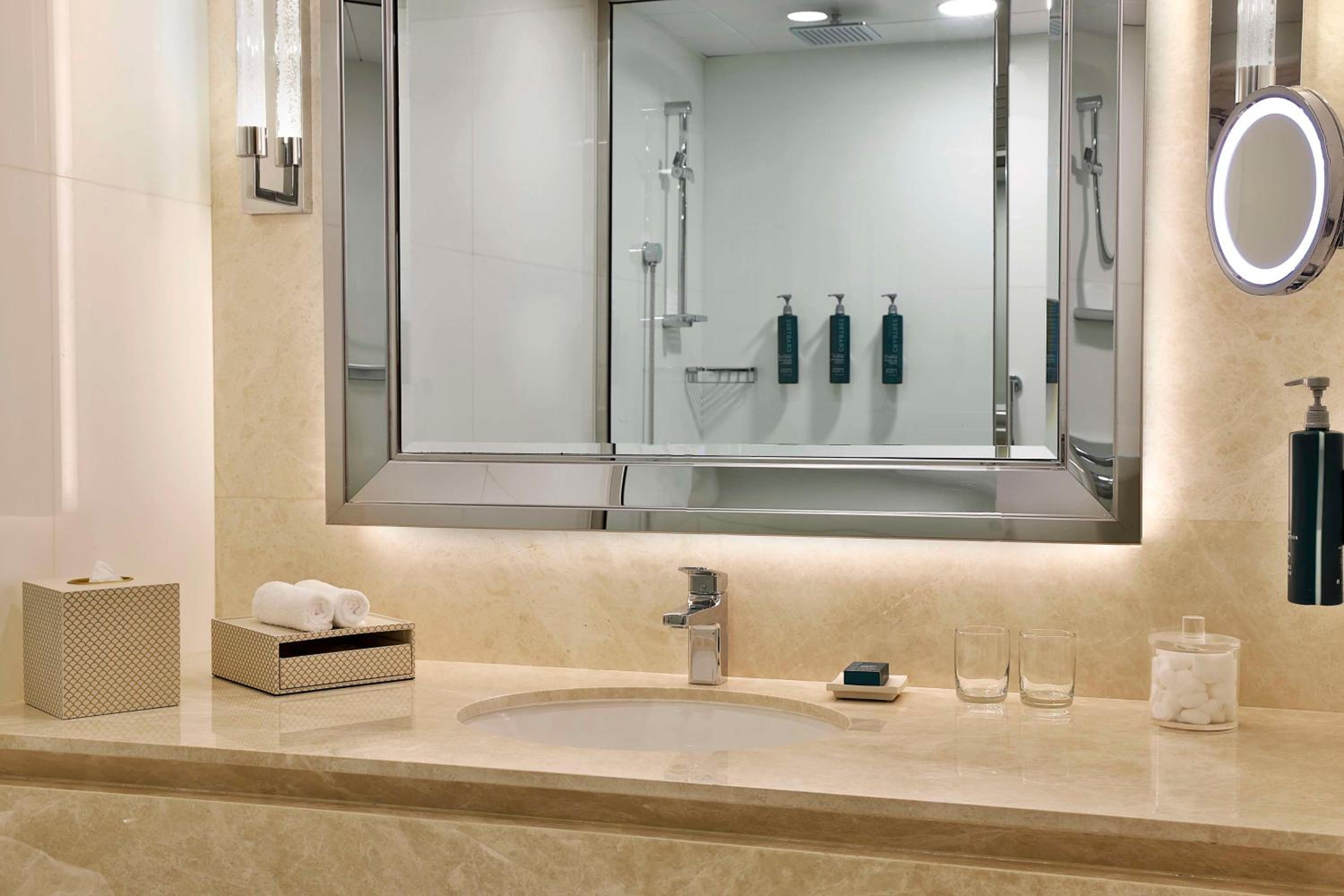 Deluxe Queen Room with Two Queen Beds, Ain Dubai and Sea View thumbnail 5