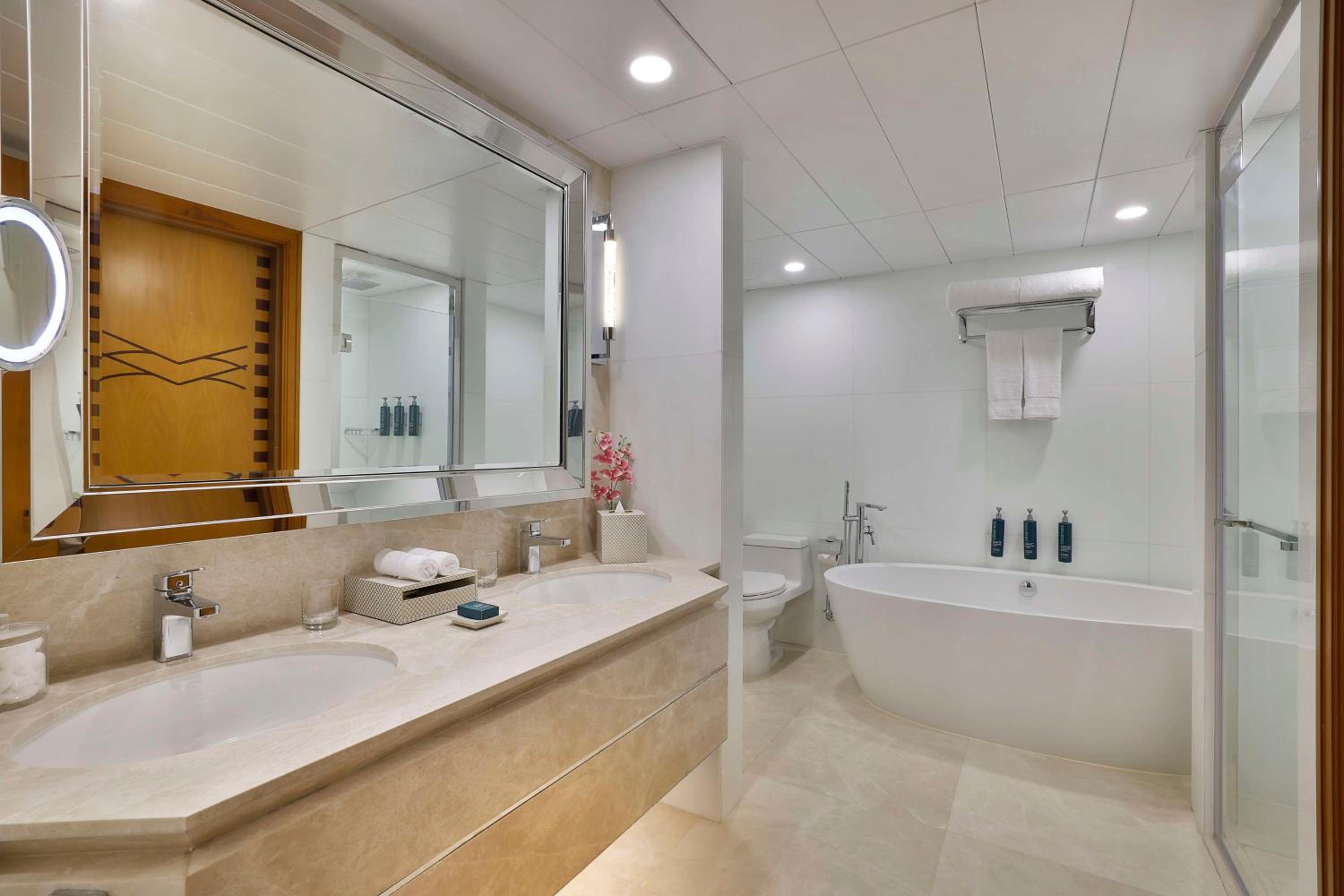 Gulf King Suite with Sea View and Balcony